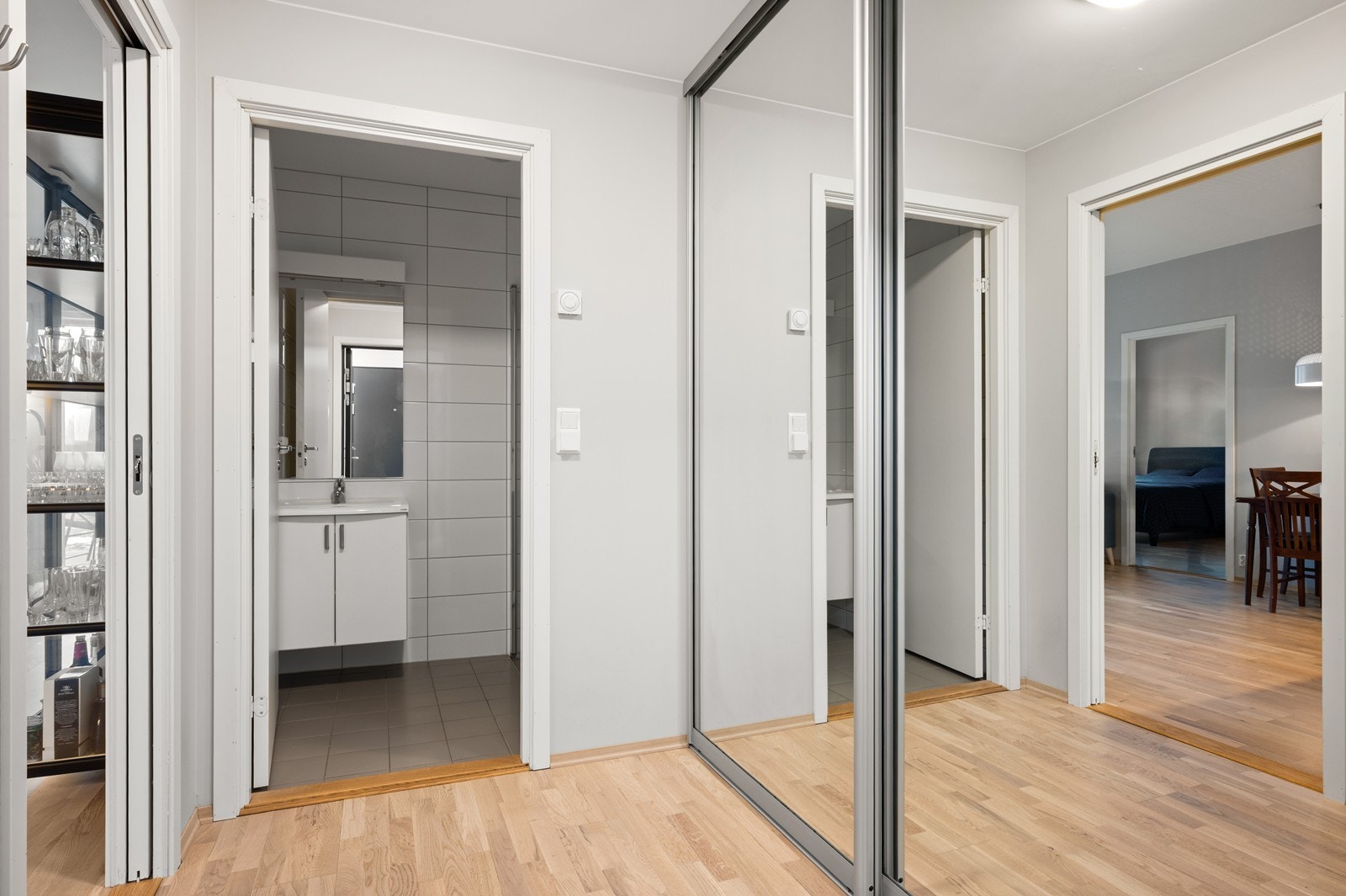 Entréen har parkett på gulv, god oppbevaringsplass og komfortabel vannbåren gulvvarme. Galleribilde