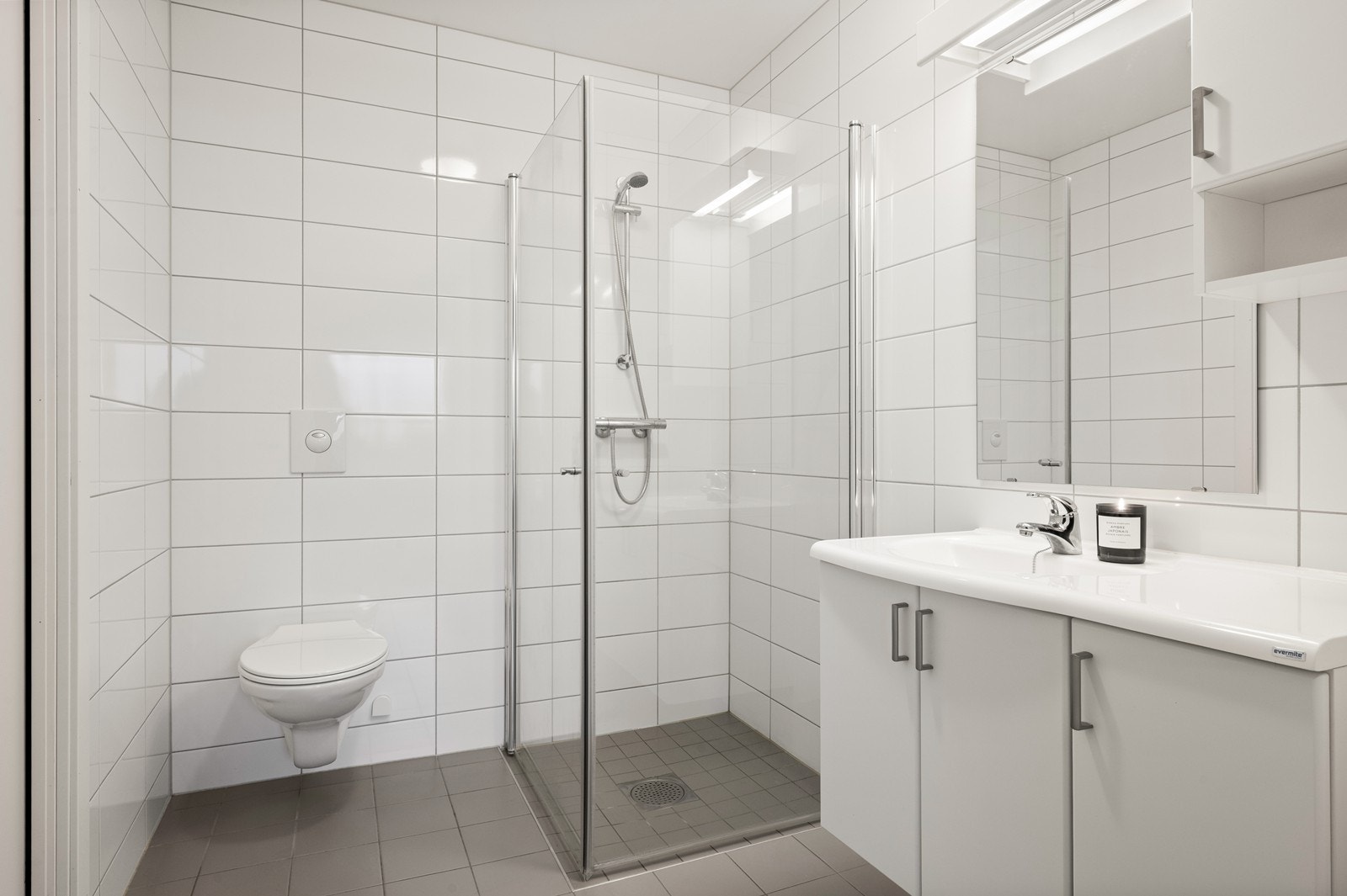 Badet er fra 2017, med flislagte overflater, veggmontert toalett og elektriske varmekabler. Galleribilde