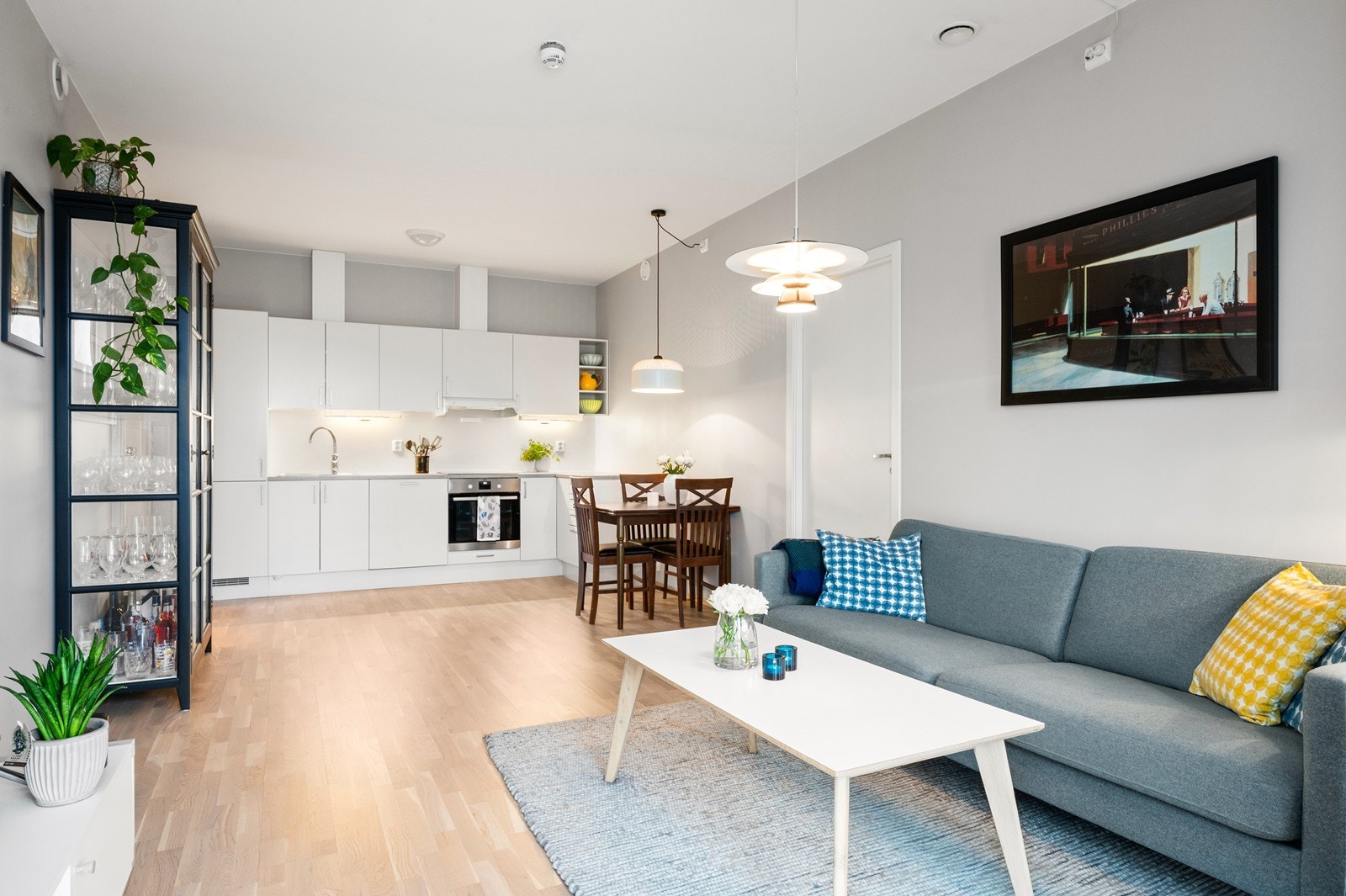 Den åpne stue- og kjøkkenløsningen gir en sosial og luftig atmosfære. Galleribilde