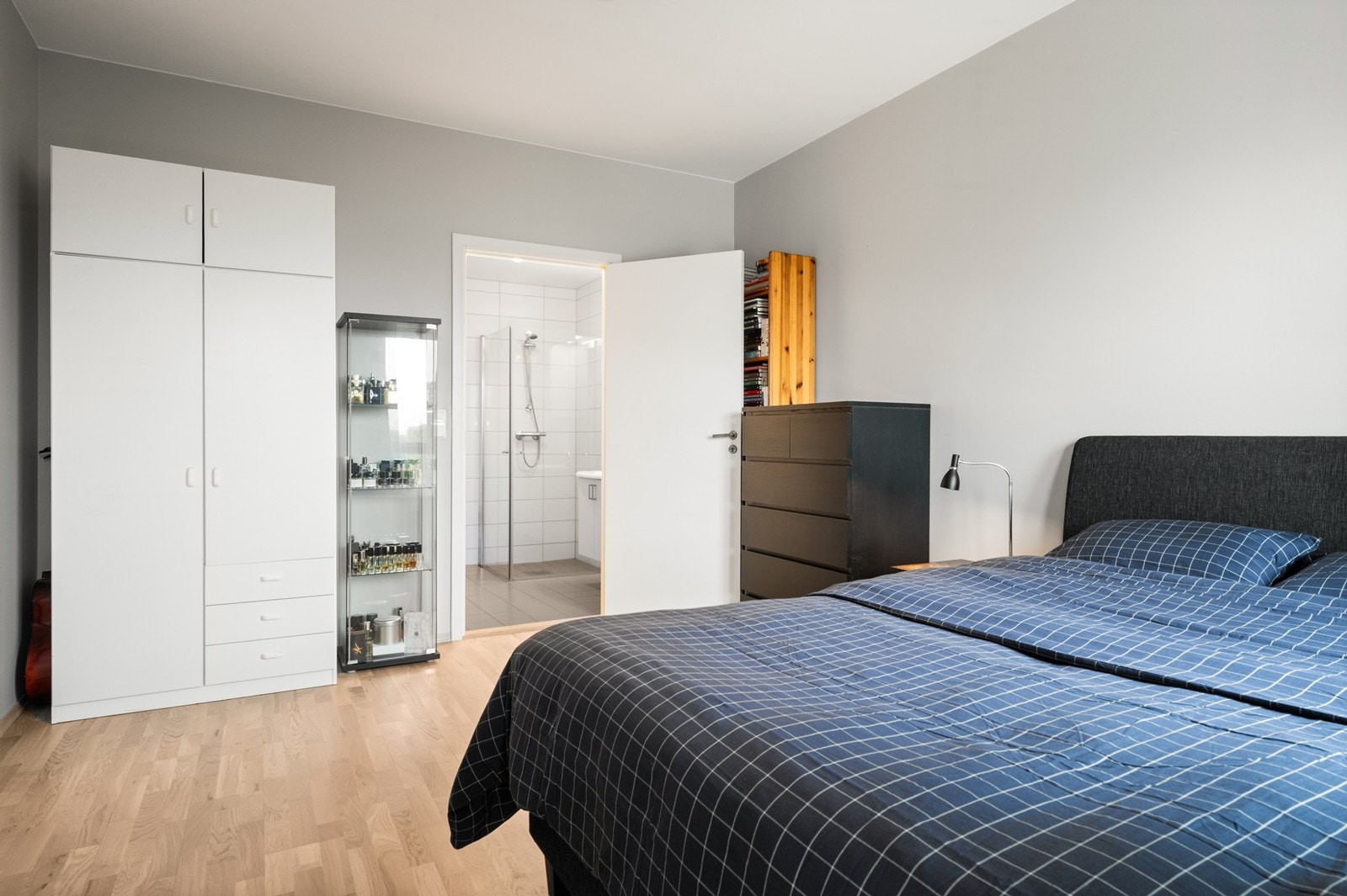 Fra hovedsoverommet er det praktisk, direkte adkomst til ett av leilighetens to bad. Galleribilde