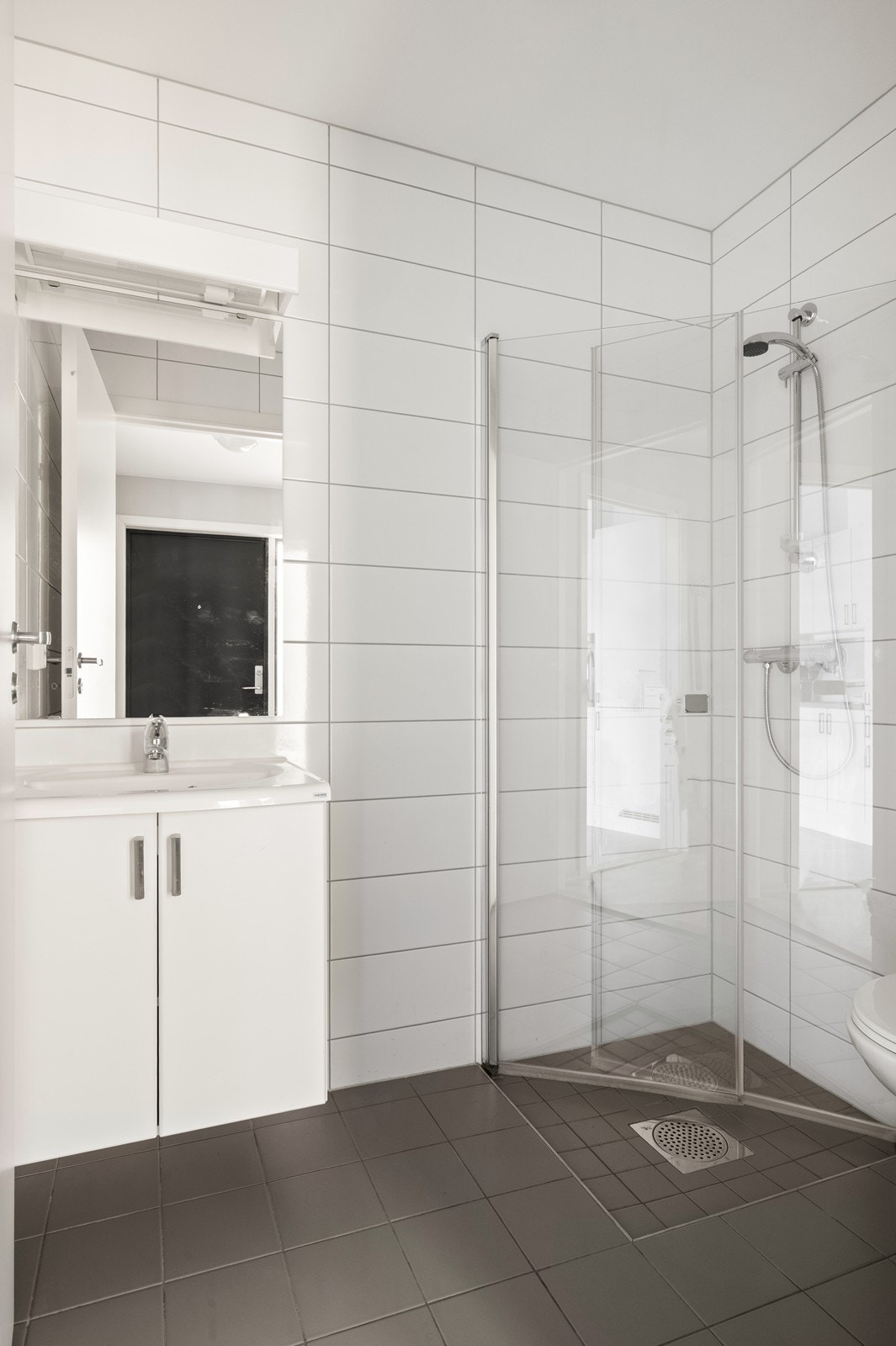Det andre badet er også fra 2017 og har dusjhjørne, samt innredning med skap, speil og lys. Galleribilde