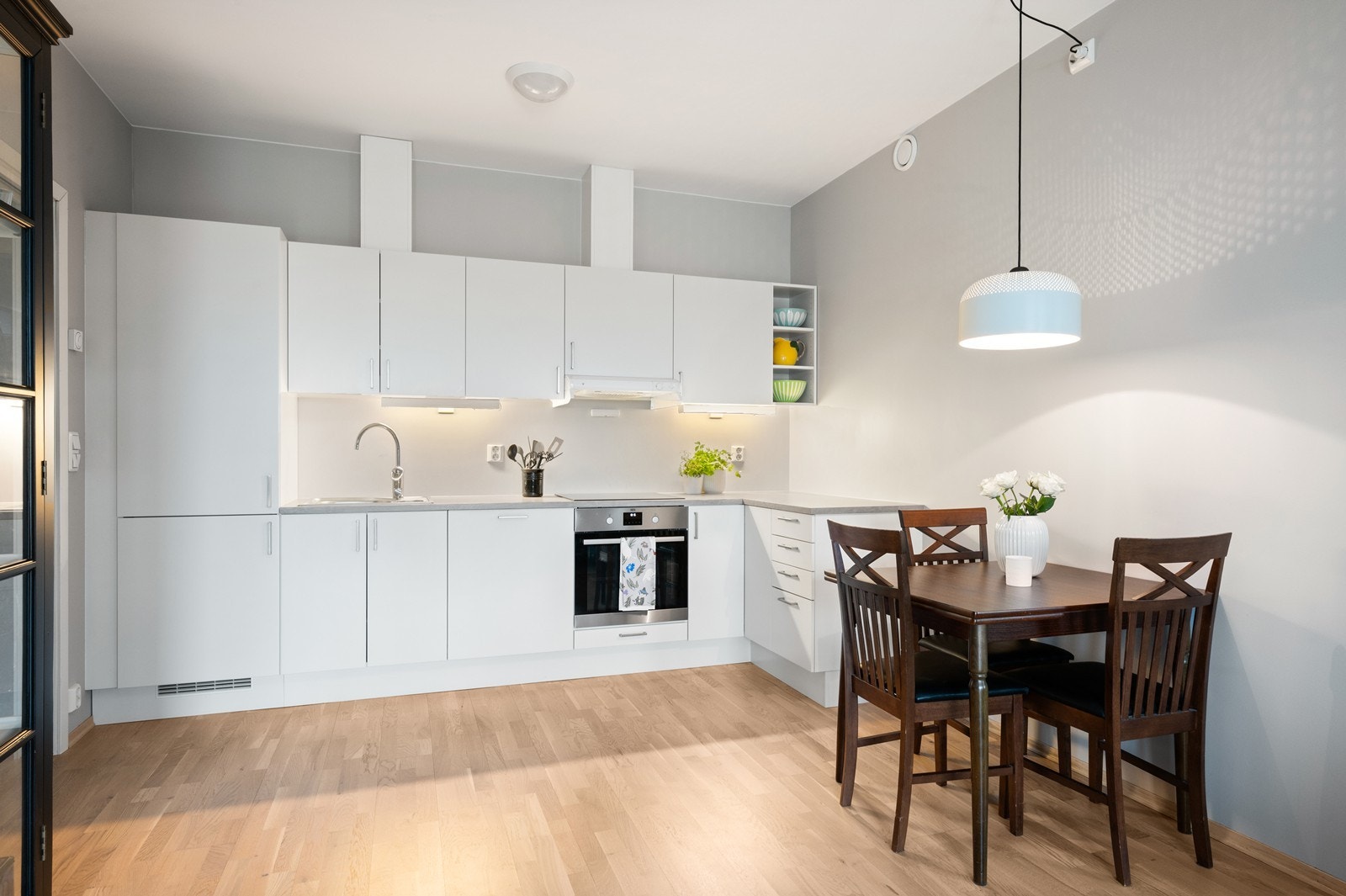 Kjøkkenet fra 2017 har glatte fronter og integrerte hvitevarer som induksjonstopp og stekeovn. Galleribilde