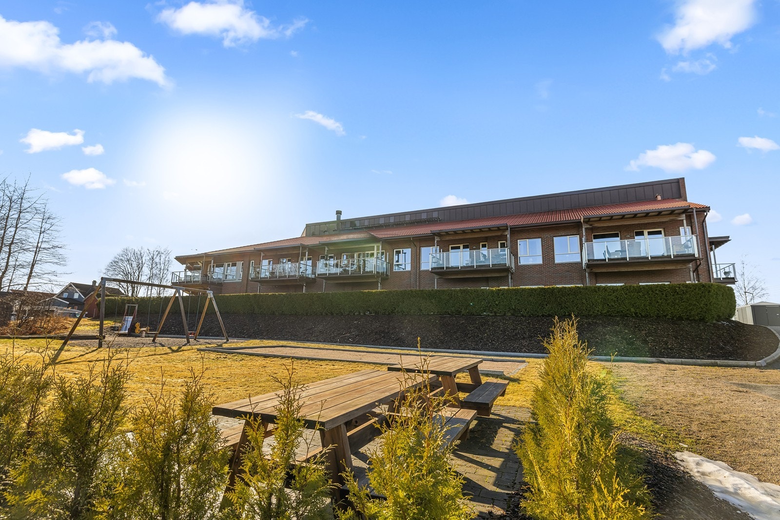 Pent opparbeidede uteområder med blant annet benker og huskestativ. Galleribilde
