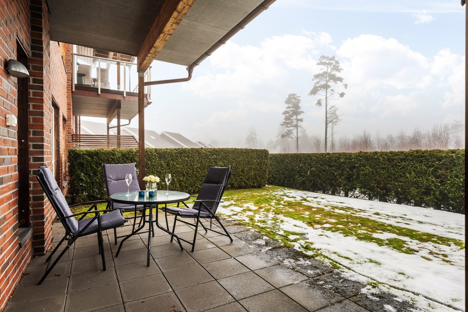 Uteplassen er belagt med steinheller og har god plass til en sittegruppe. Galleribilde