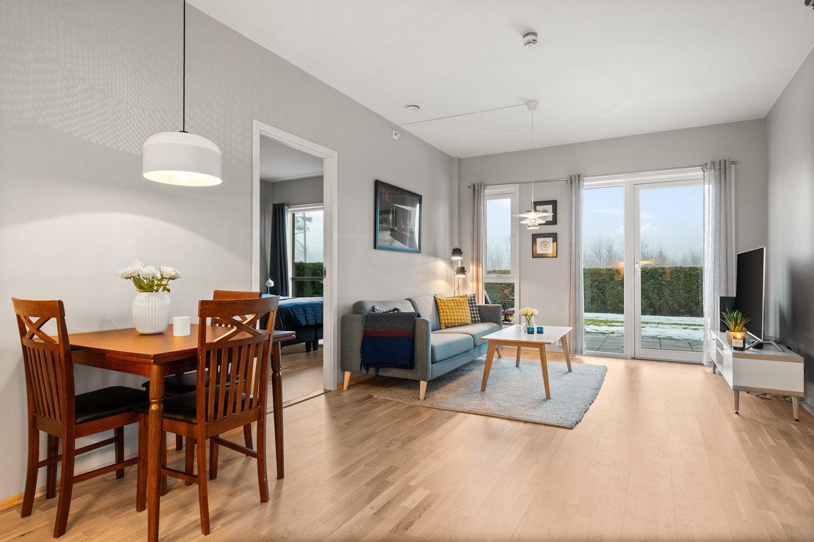 Stuen har direkte utgang til en romslig uteplass på 13 m² via balkongdør. Galleribilde