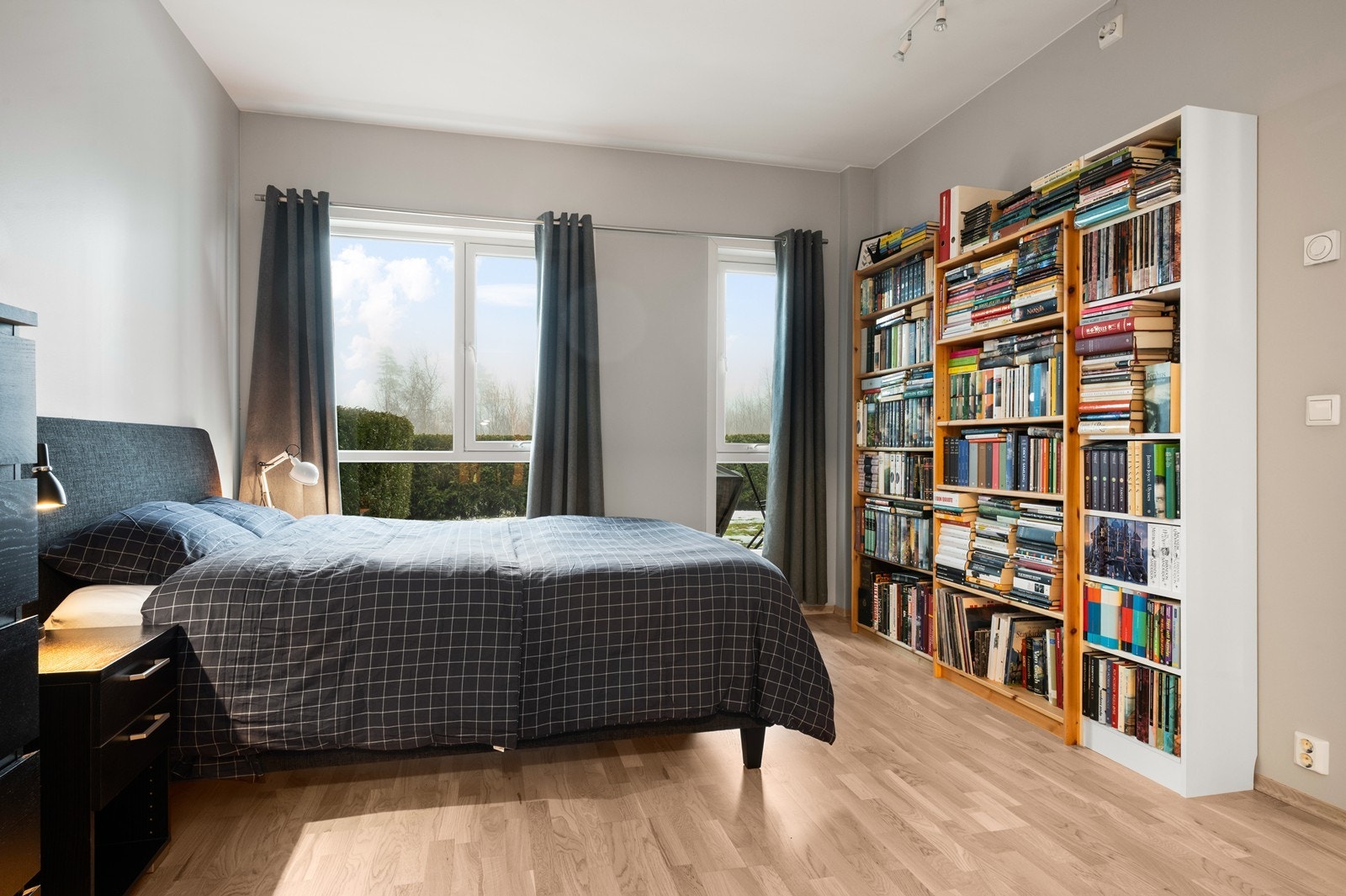 Leiligheten har to soverom. Hovedsoverommet er romslig med plass til dobbeltseng og tilhørende møblement. Galleribilde