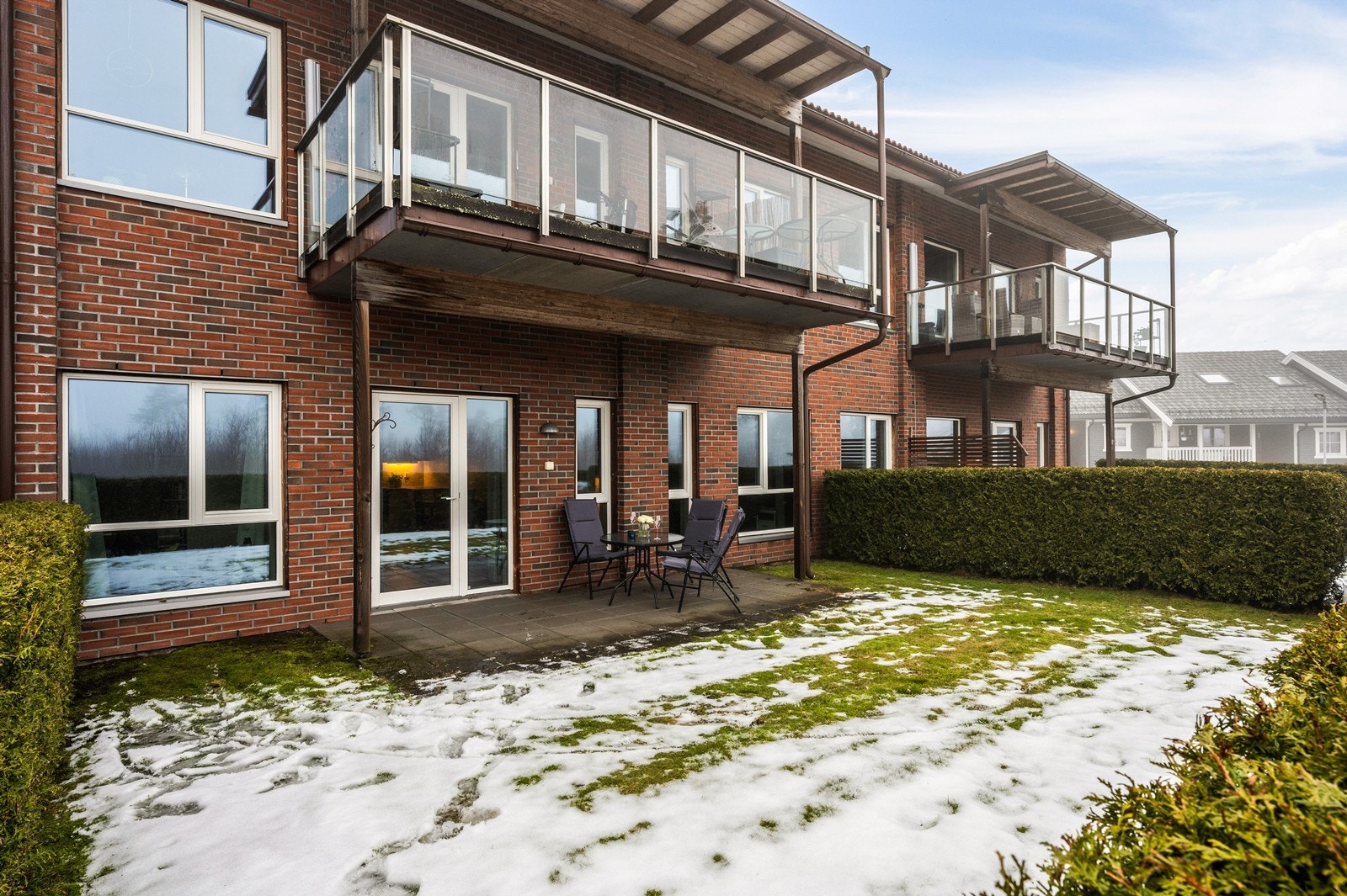 Leiligheten ligger på bakkeplan med enkel adkomst og en skjermet uteplass. Galleribilde