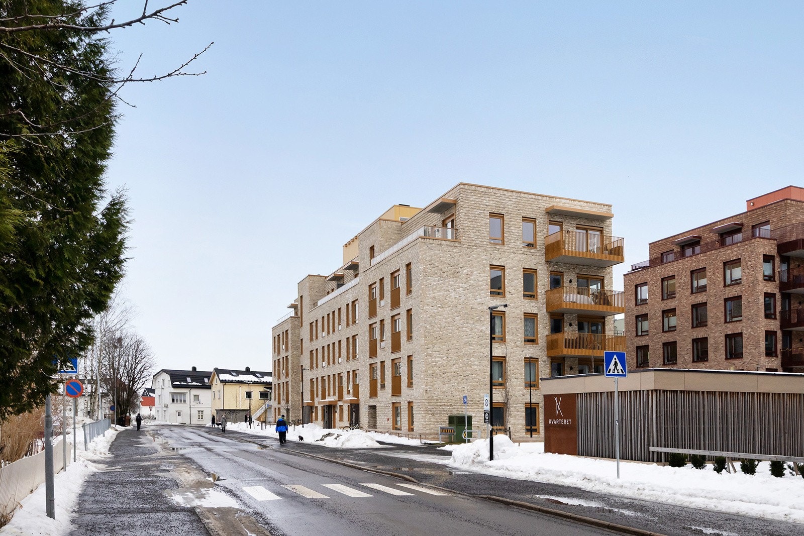 Ved full innfrielse av fellesgjeld vil felleskostnadene bli kr. 3 788,- inkl. a-konto oppvarming. Galleribilde