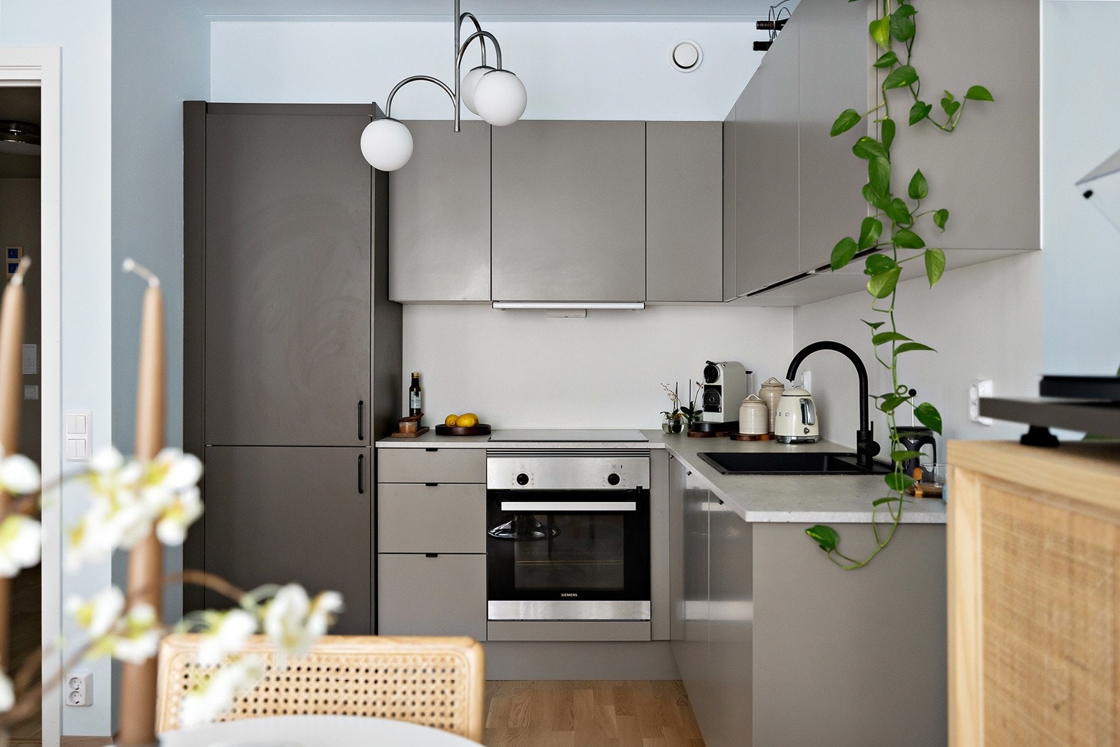 Kjøkkeninnredning med slette fronter og integrerte hvitevarer. Galleribilde