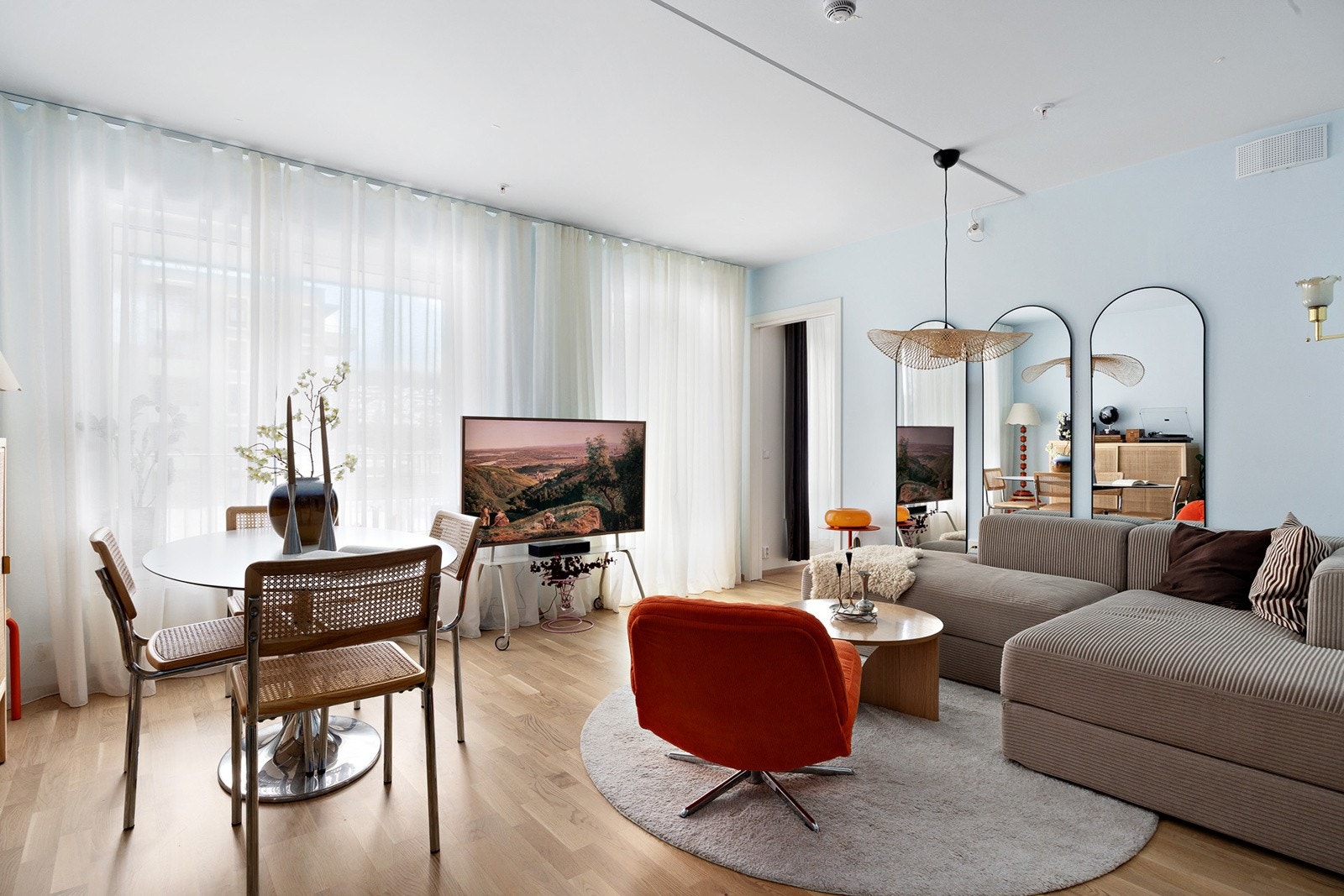 Stue med parkett på gulv, og malte veggoverflater. Galleribilde