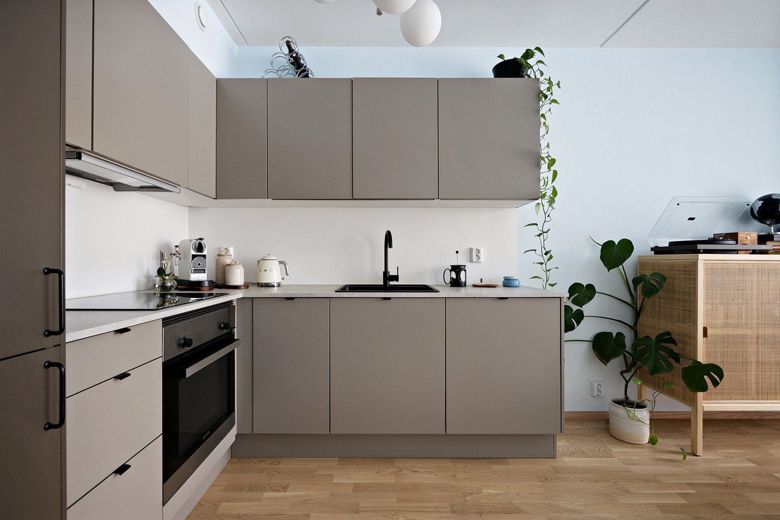 Godt med skap- og benkeplass. Galleribilde