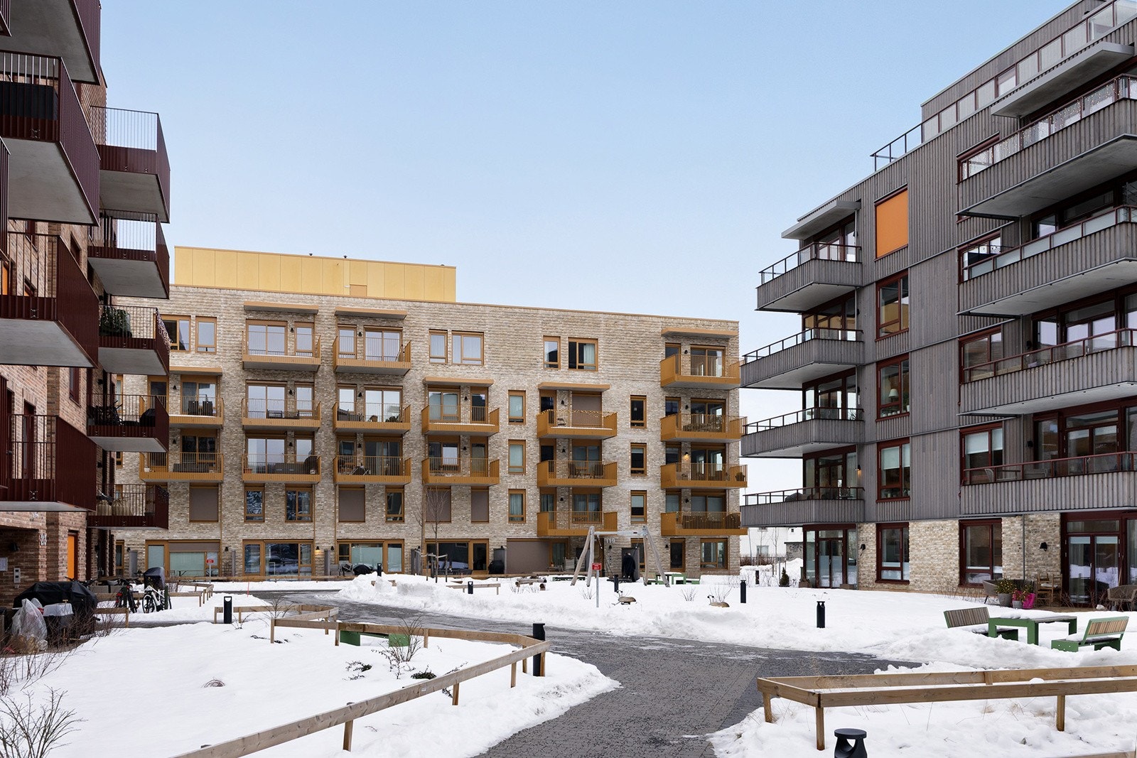 Leiligheten disponerer 1 kjellerbod på 5,2m², samt bruk av felles takterrasse i nabobygning. Galleribilde