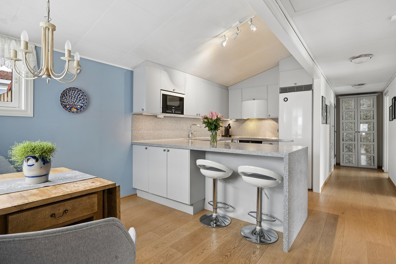 Tidløst Sigdal-kjøkken oppgradert i 2013 med vedlikeholdsfri og sømløs Corian-benkeplate. Galleribilde