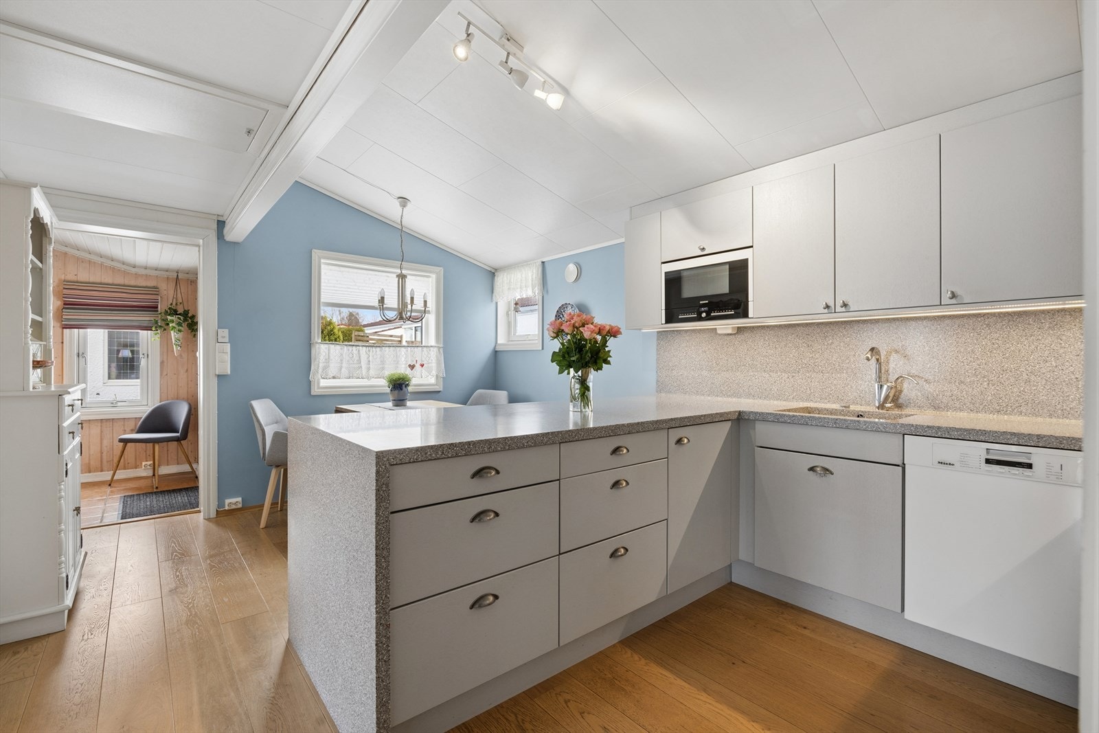 Kjøkkenet er godt utnyttet med rikelig skap- og bankeplass. Hvitevarer fra Miele og Siemens medfølger handelen. Galleribilde