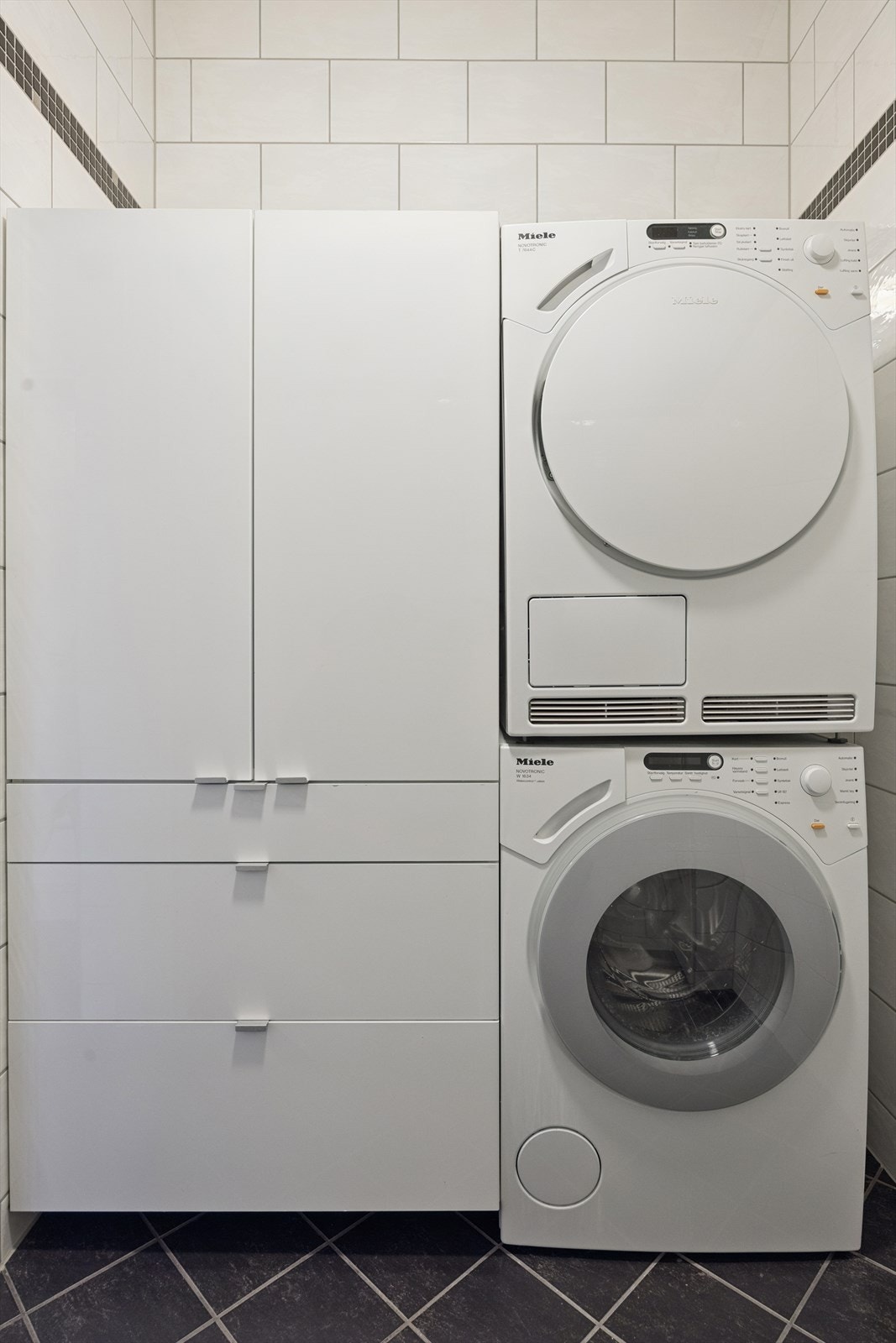 Rommet bærer preg av gjennomtenkte løsninger for ekstra oppbevaring. Galleribilde