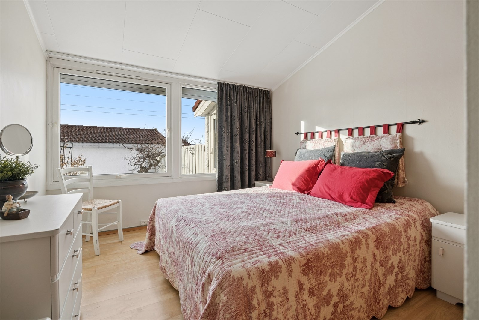 Hovedsoverommet er holdt i lyse farger og måler 11,3 m². Det ble montert automatisert solskjerming på begge soverommene i 2014. Galleribilde