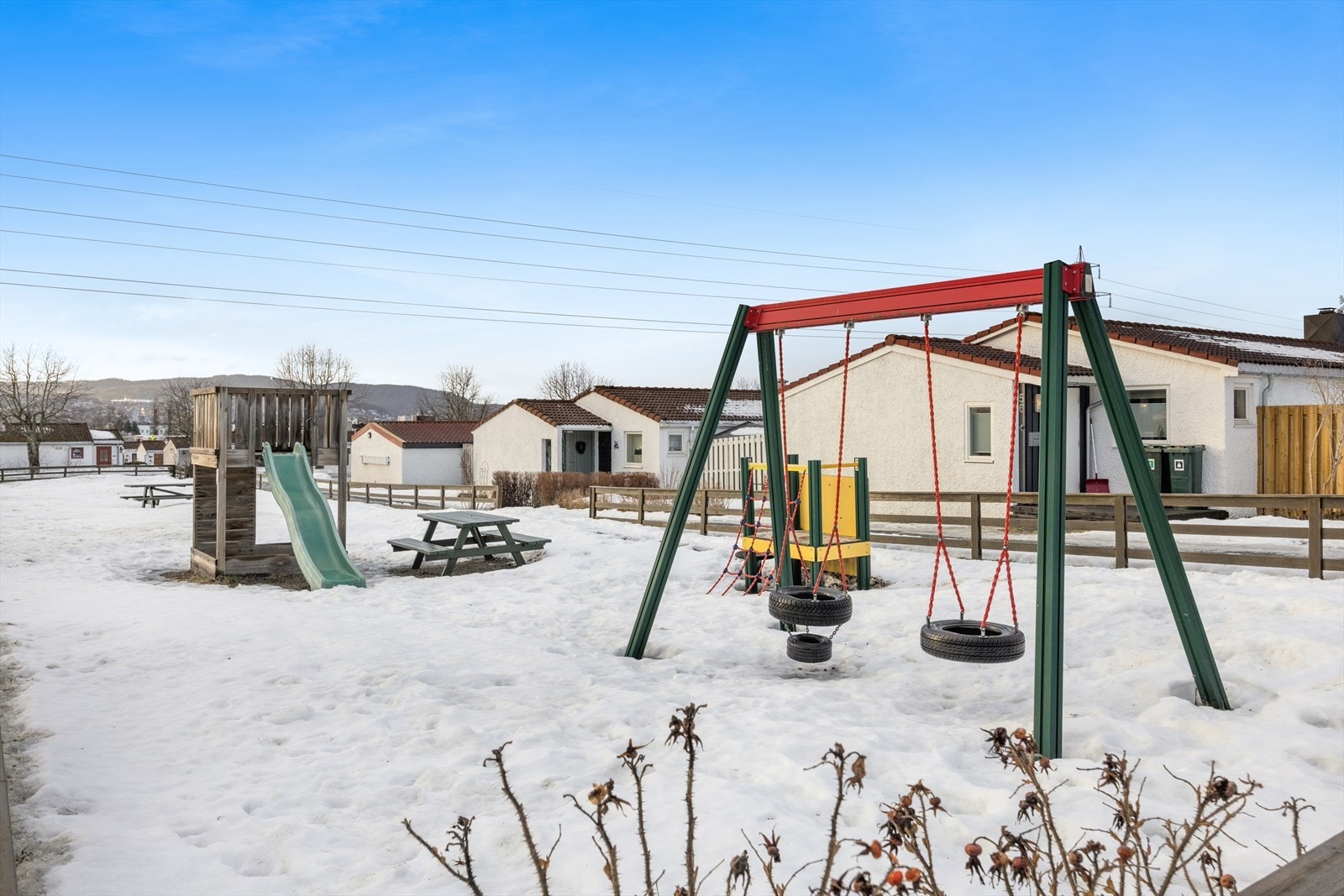 Felles grøntarealer opparbeidet med lekestativ og sittegrupper et lite steinkast fra ytterdøra. Galleribilde