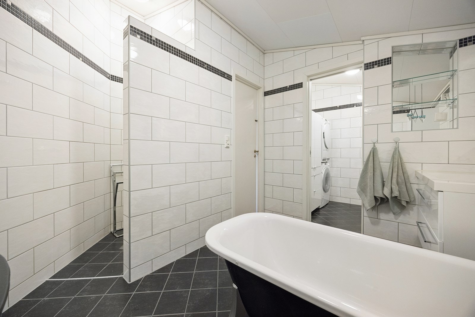 Badet oppleves som luftig grunnet sin gode takhøyde. Oppusset av fagfolk i 2009. Galleribilde