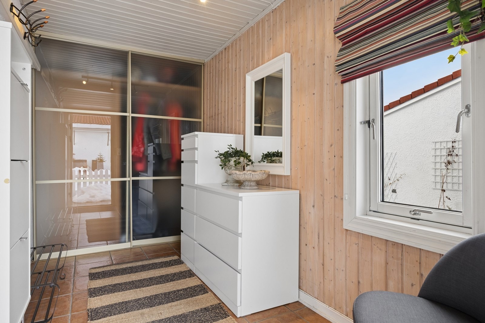 Flislagt entré med skyvedører for garderobe og tilkomst til bod. Galleribilde