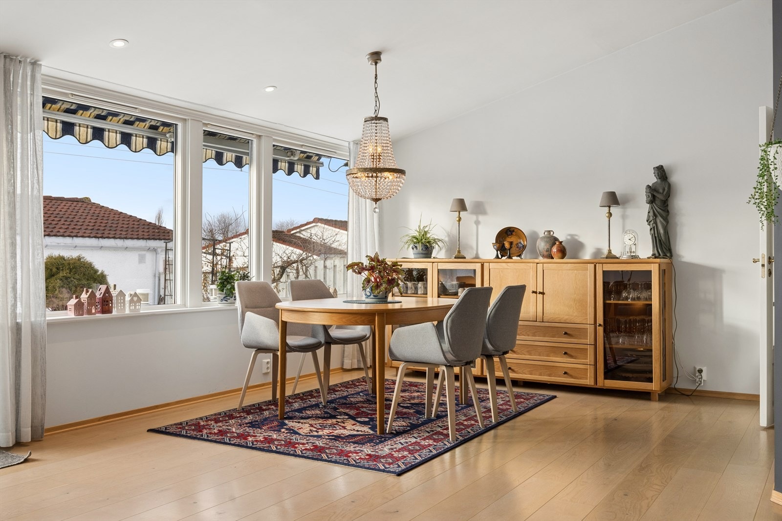 De generøse vindusflatene slipper inn rikelig med naturlig lys. Alle de vestvendte vinduene har montert elektriske screens. Galleribilde