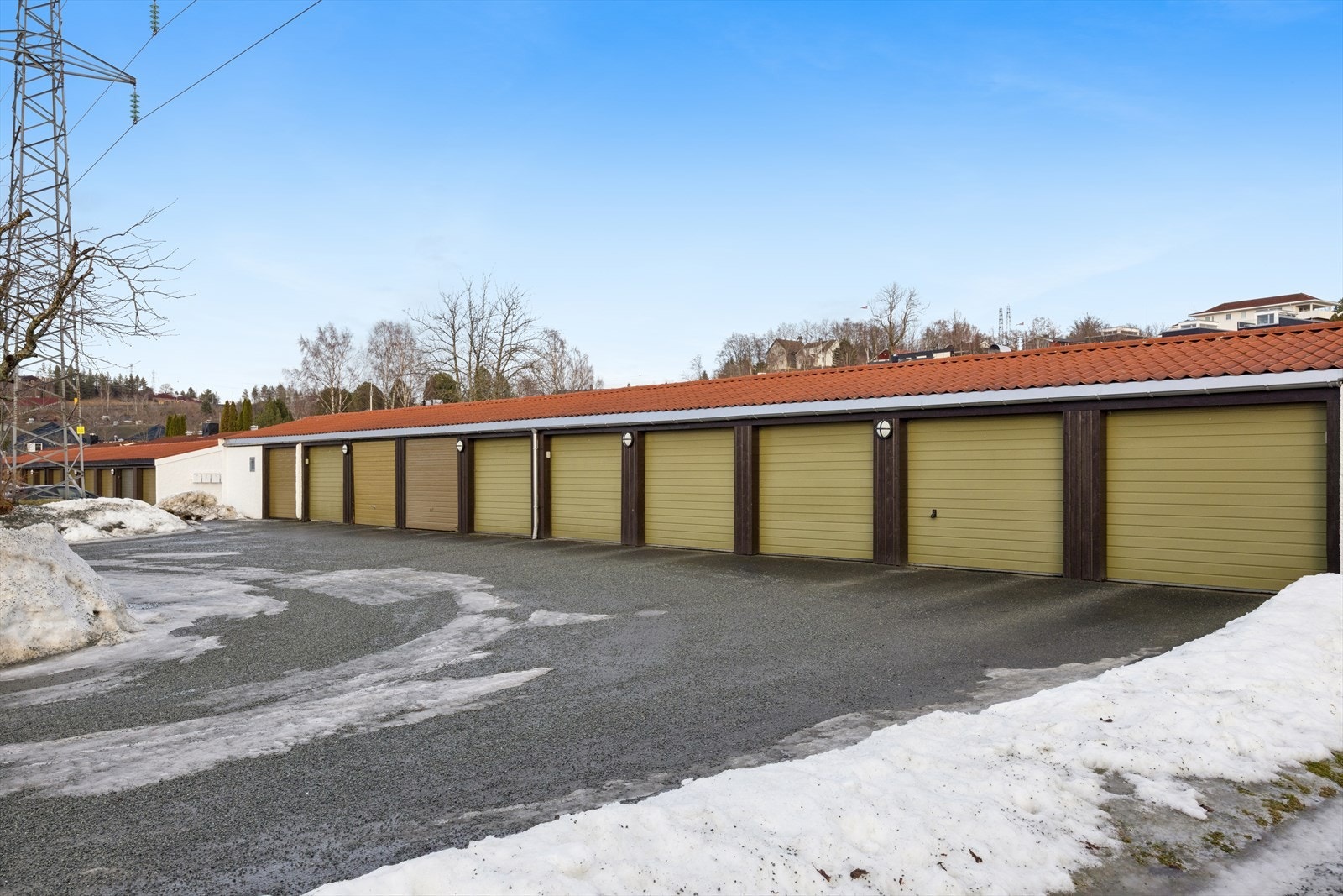 Det medfølger egen garasje, tilrettelagt for etablering av elbil-lader. Garasjen ble oppgradert med nytt tak og elektrisk portåpner i 2016. Galleribilde