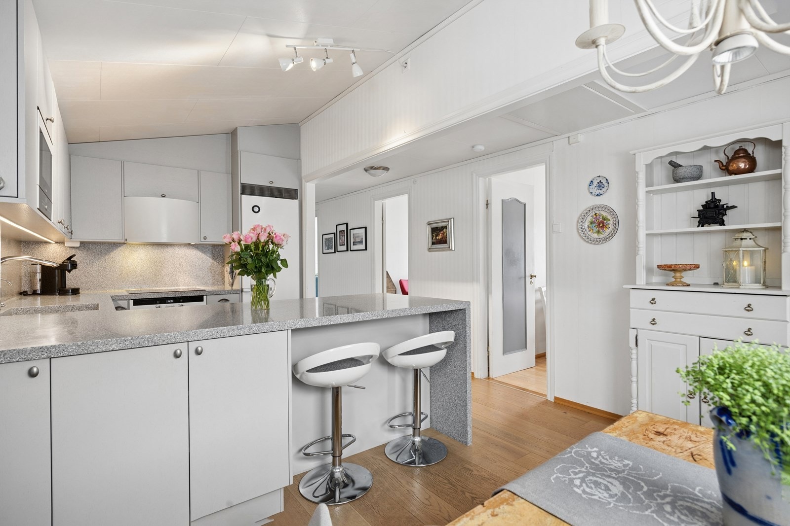 Naturlig plass til spisesksjon ved kjøkkenhalvøya. Elektrisk gulvvarme på kjøkken og i gangen. Galleribilde