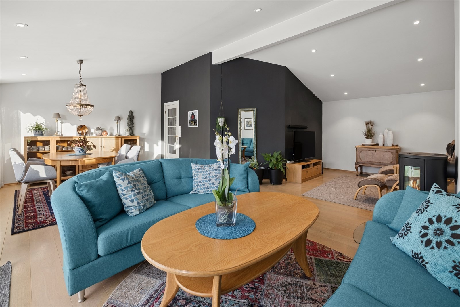 Stua ble oppusset i 2020 med blant annet nye gulv, overflater og downlights i tak. Galleribilde