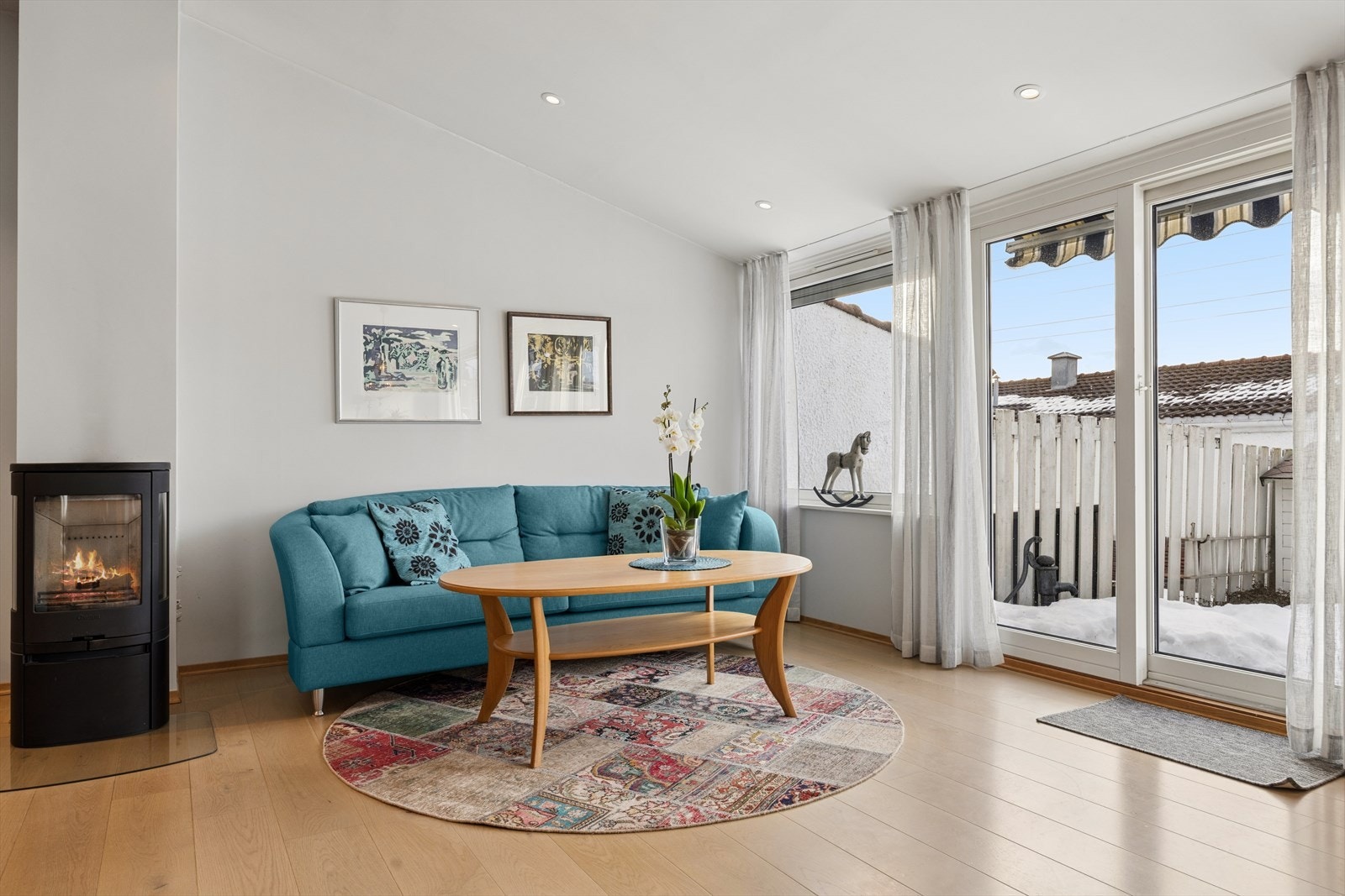 Fra stua har du tilkomst til en skjermet terrasse på ca 33 m² med frodige omgivelser. Galleribilde