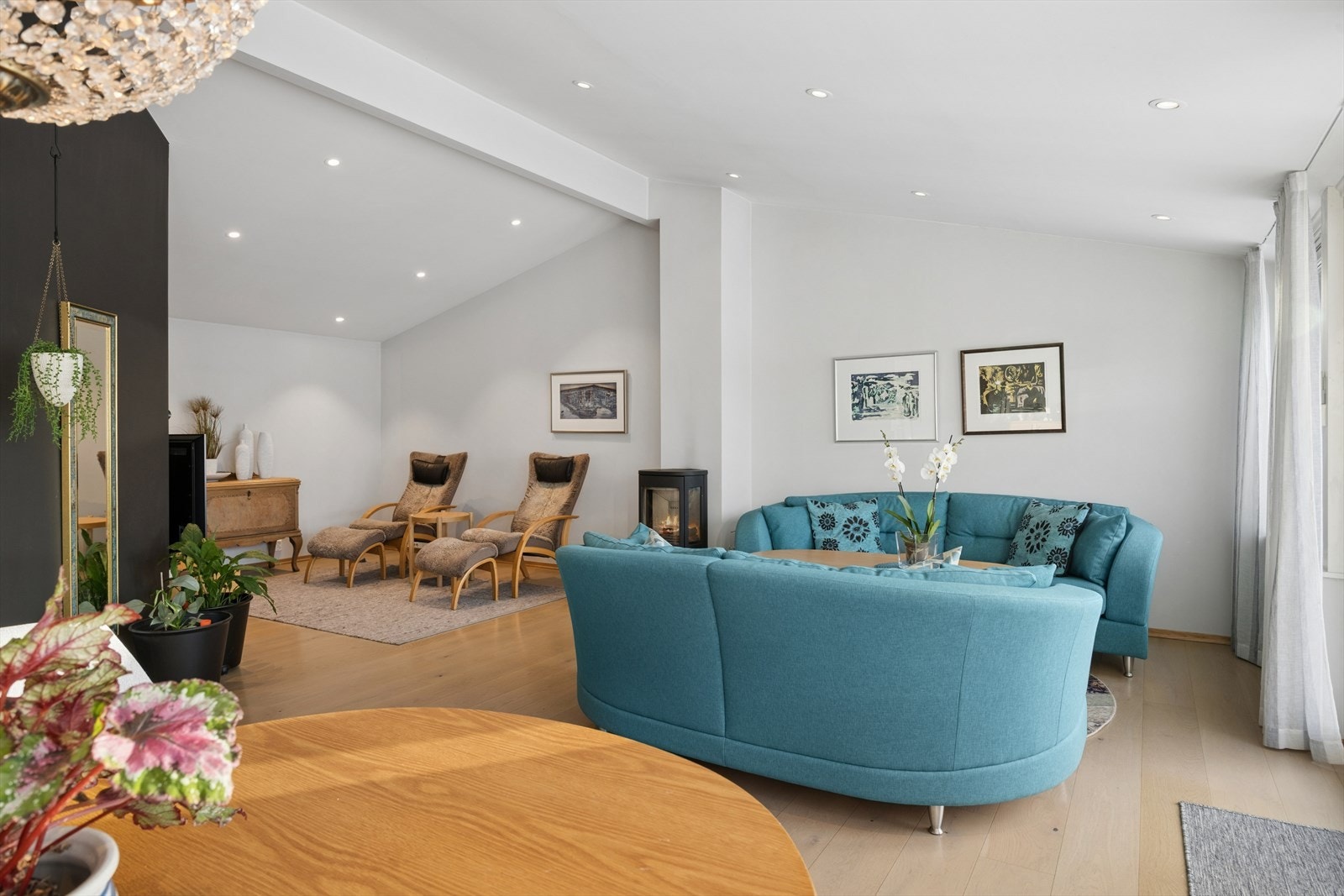 En nyere vedovn sørger for peiskos og varme på de kjøligste vinterdagene. Galleribilde