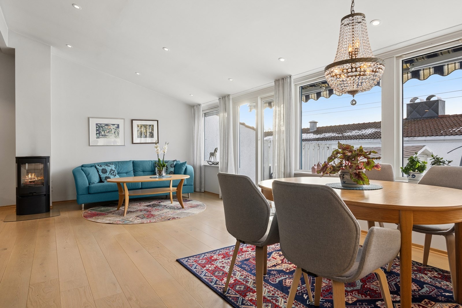 Luftig stue på 37,6 på m² som naturlig deles opp i flere soner. Galleribilde