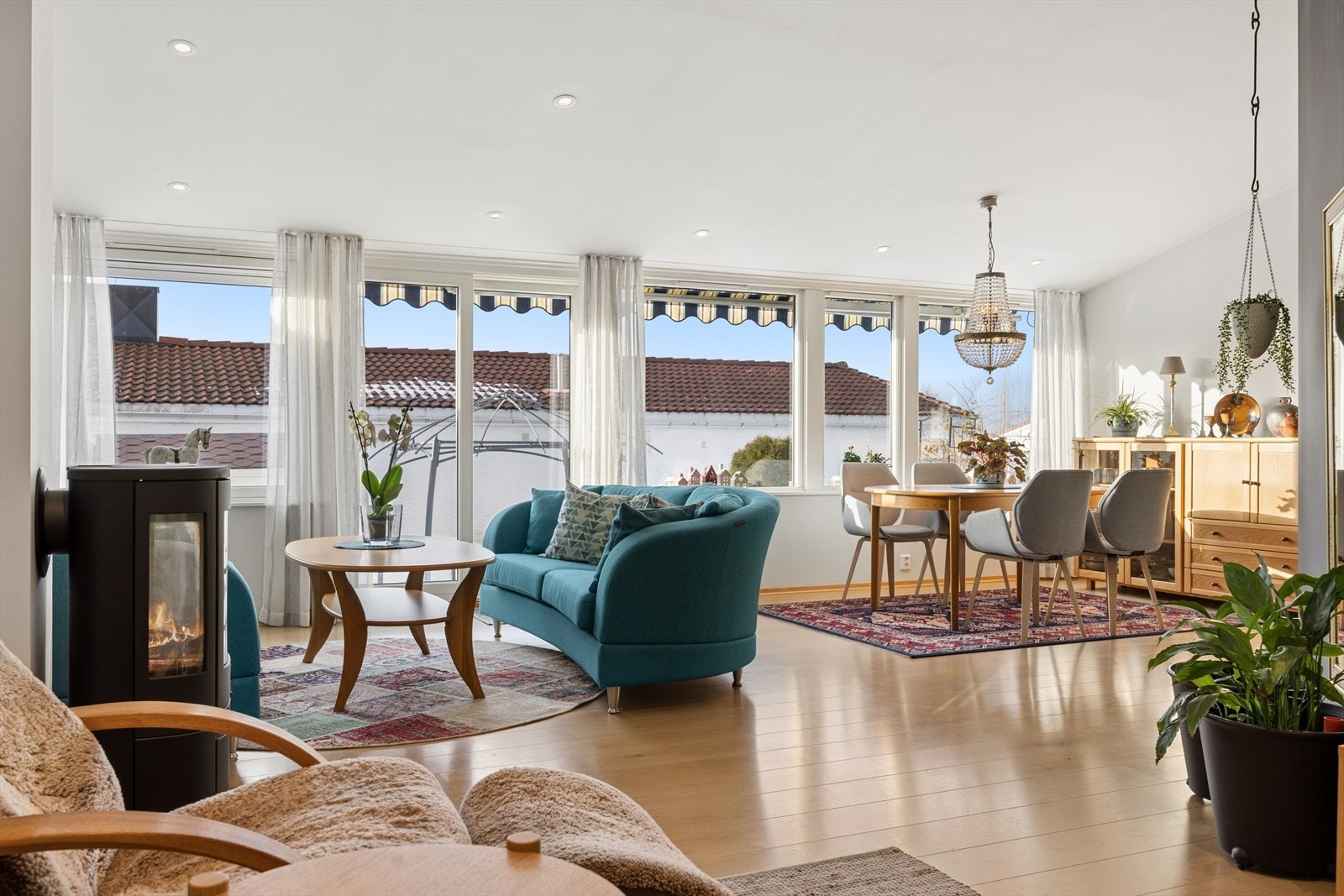 Boligen har vært gjennom betydelige oppgraderinger i senere tid og har ekstra god takhøyde i de fleste rom. Galleribilde