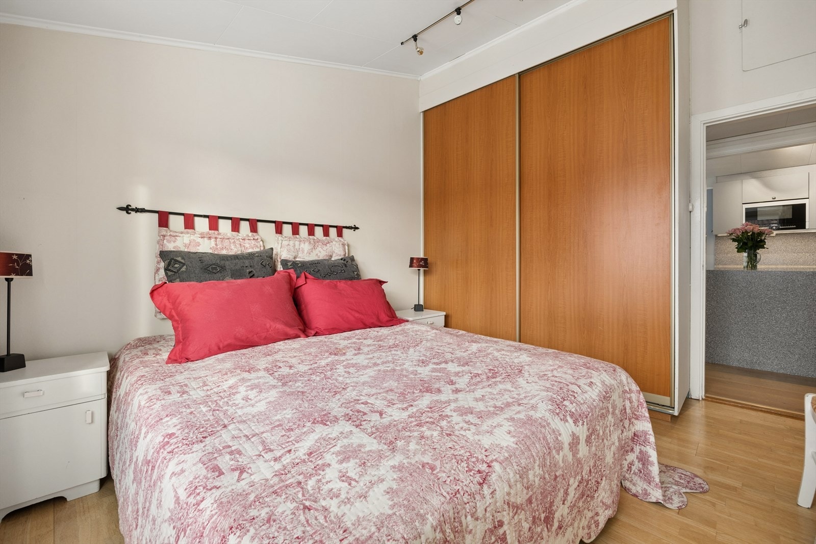 Innredet med praktisk skyvedørsgarderobe. I tillegg til loftsluke ved gang/kjøkken er det tilkomst til loftet via soverommene. Galleribilde