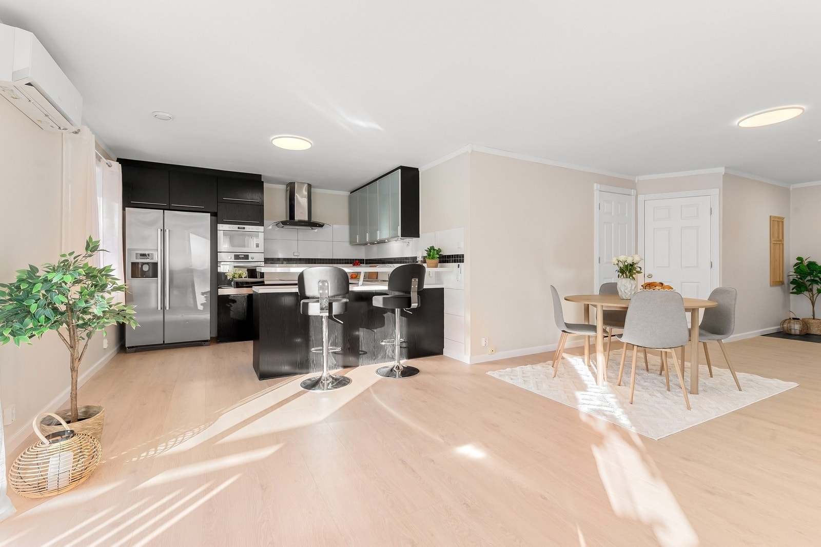 Åpen stue- og kjøkkenløsning. Galleribilde