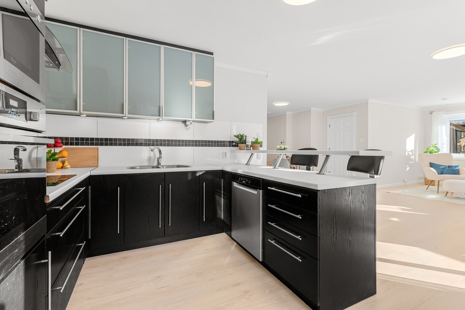 Pent kjøkken i sort utførelse. Galleribilde