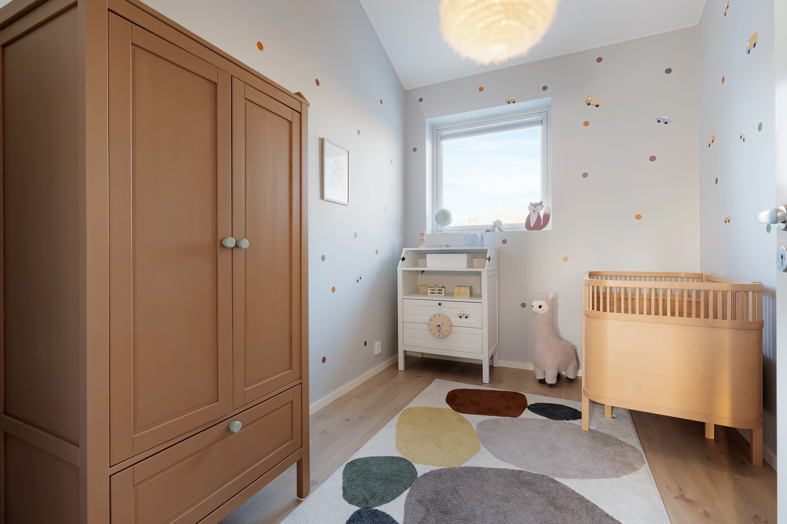 De to andre rommene er mindre men har plass til seng og oppbevaringsmøblement. Galleribilde