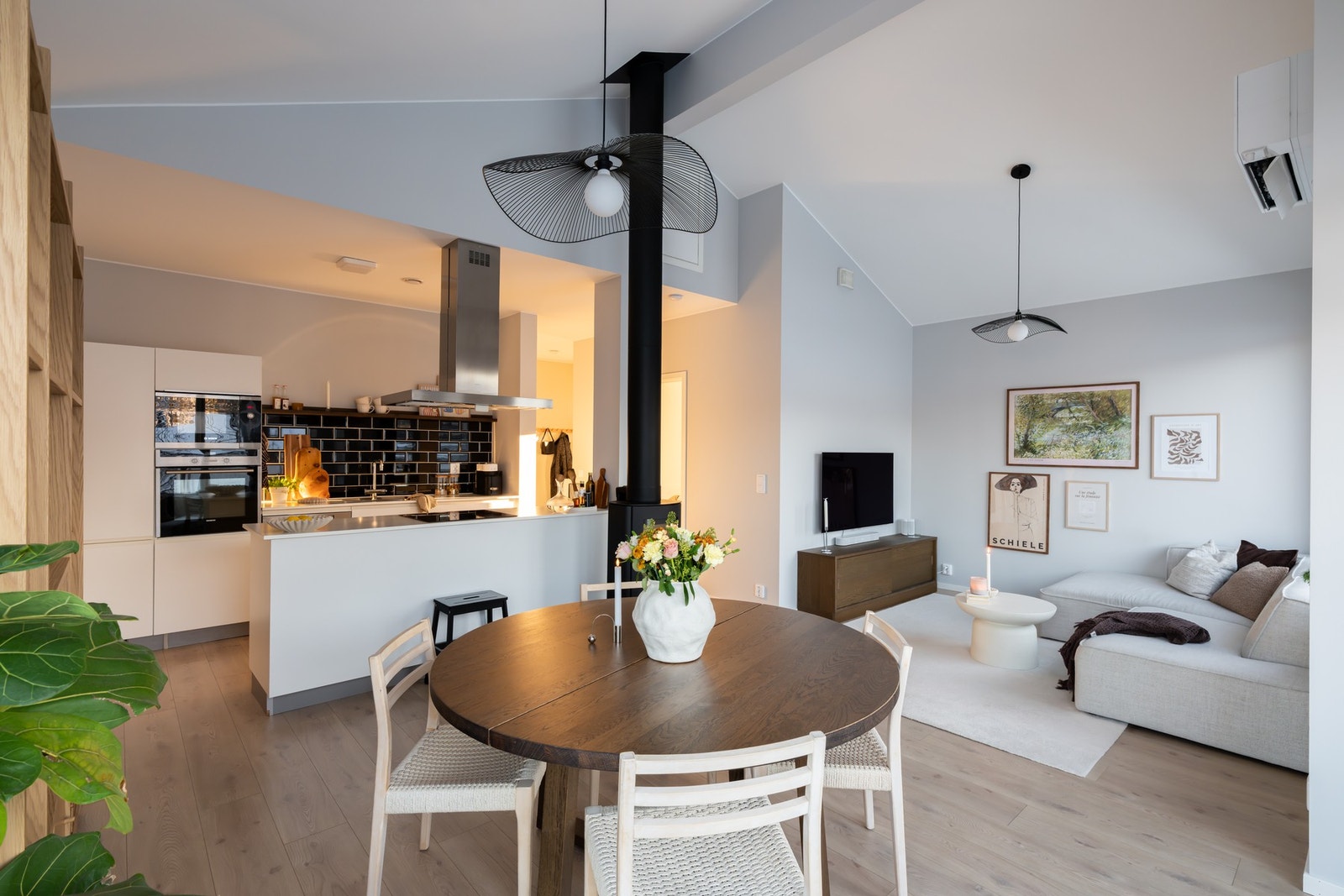 Dette er en flott, horisontaldelt halvpart av tomannsbolig beliggende i et veletablert boområde på Dal/Brenna. Galleribilde