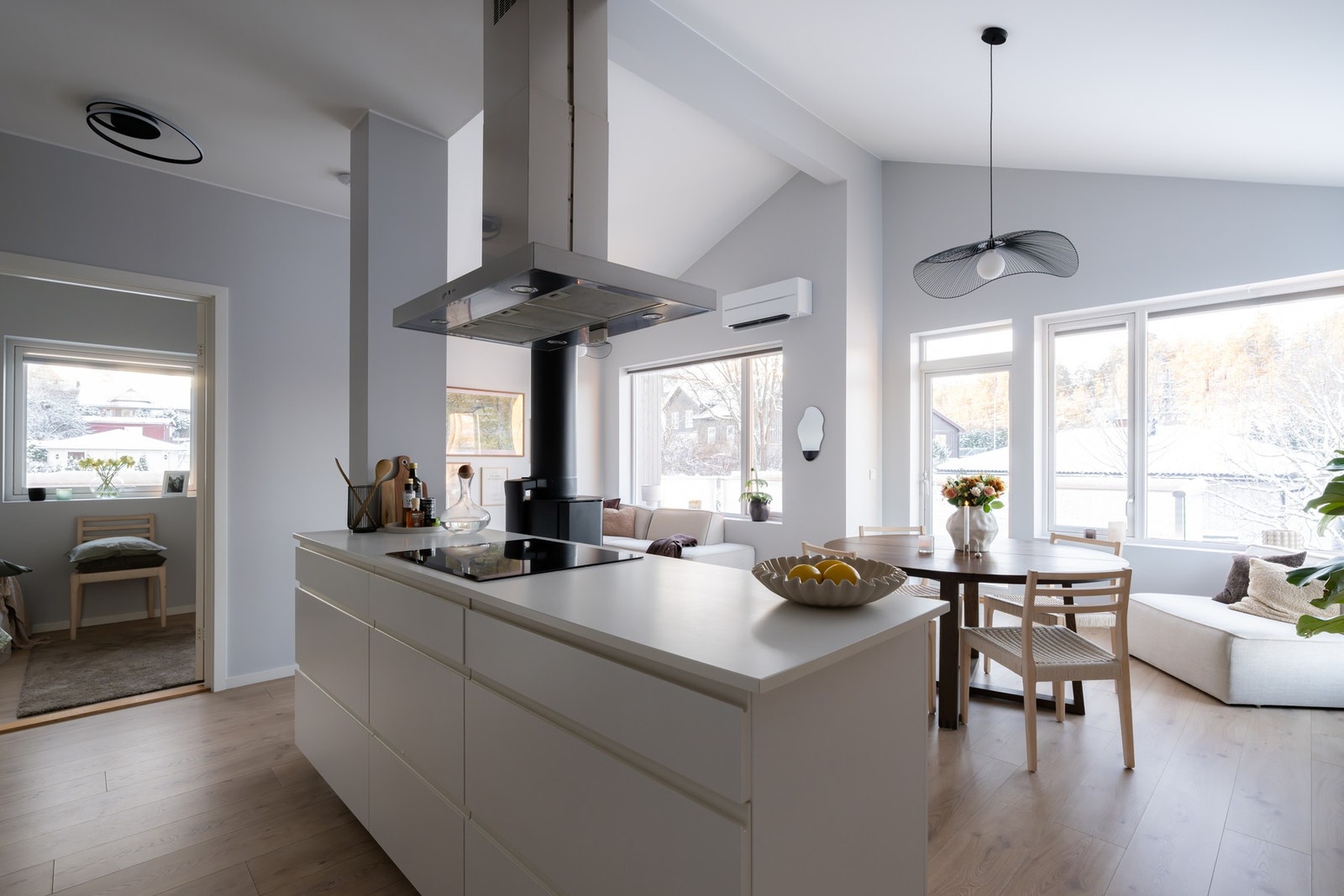 Kjøkkenøyen byr ikke bare på ekstra benk- og oppbevaringsplass, men gir også en fin soneinndeling fra stuen. Galleribilde