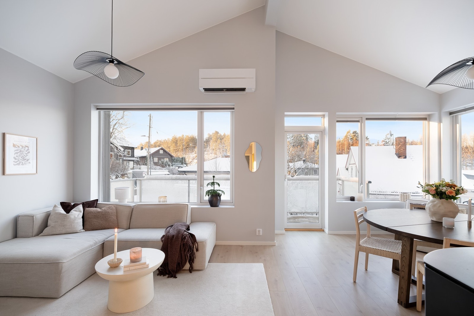 Innvendig får du et fantastisk oppholdsrom med store vindusflater fra to sider og takhøyde på opp mot 4,02 meter. Galleribilde