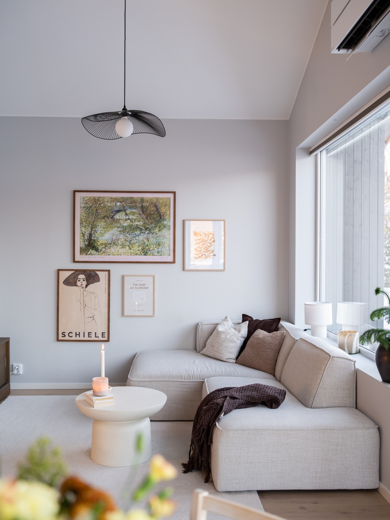 Her er det fin plass for sofa, salongbord og tilhørende mediemøblement. Galleribilde