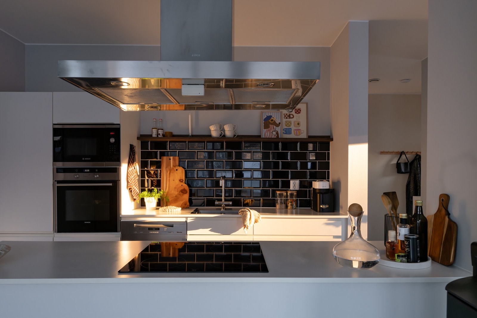 Av hvitevarer medfølger integrert oppvaskmaskin, platetopp i induksjon, stekeovn, mikrobølgeovn og kjøleskap med fryser. Galleribilde