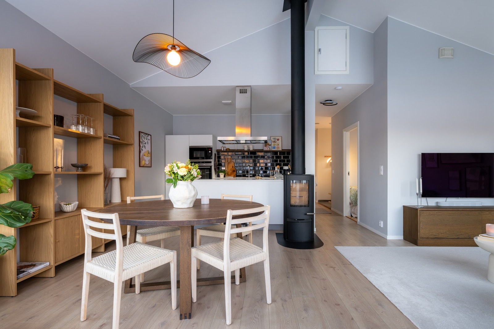 Boligens KVIK-kjøkken ligger i en åpen løsning til stuen, noe som gjør det enkelt å underholde gjestene samtidig som du lager måltidene. Galleribilde