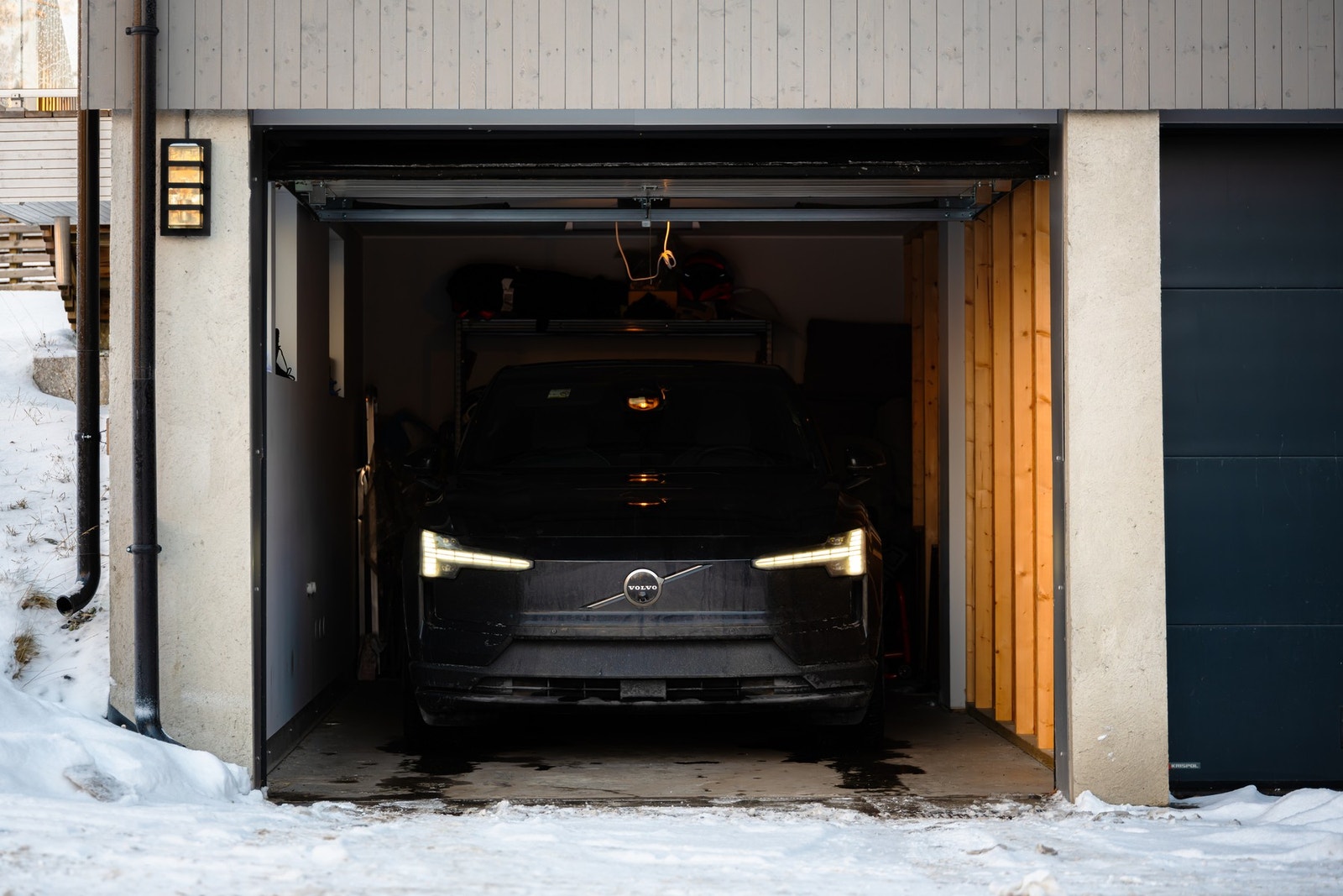 Med boligen medfølger det en garasjeplass. Dagens bruk av garasjeplassene samsvarer ikke med seksjoneringsbegjæring datert 23.06.2017, men ihht. privat avtale. Konferer megler for mer informasjon. Galleribilde