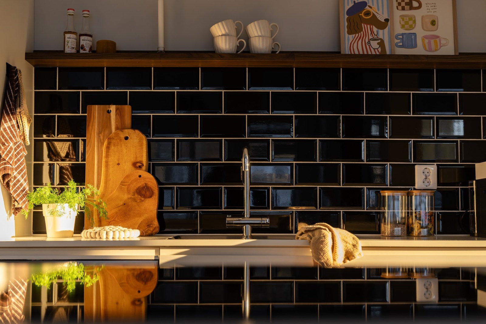 Det er montert fliser over benk, i tillegg til stikkontakter på vegg. Galleribilde