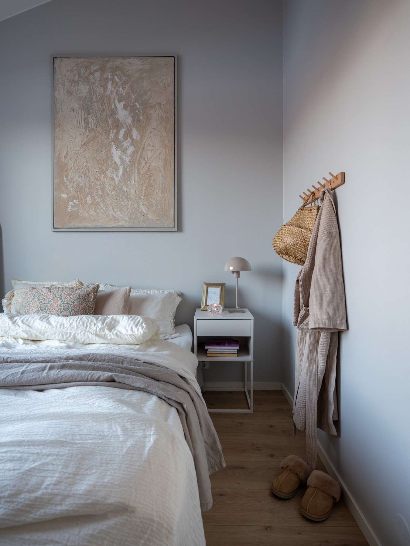 God plass til dobbeltseng og nattbord. Galleribilde