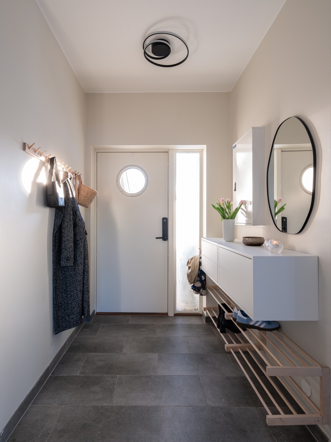 Entréen har fin plass for blant annet knaggrekker, speil og skostativ. Galleribilde