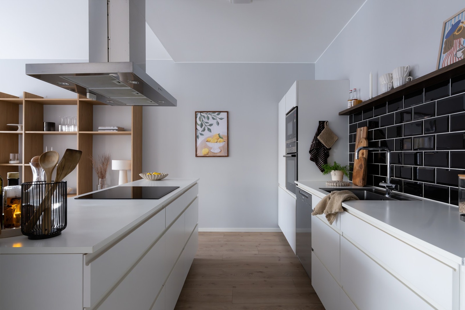 Kjøkkenet er godt utnyttet med mye skap, skuffer og benkeplass. Galleribilde