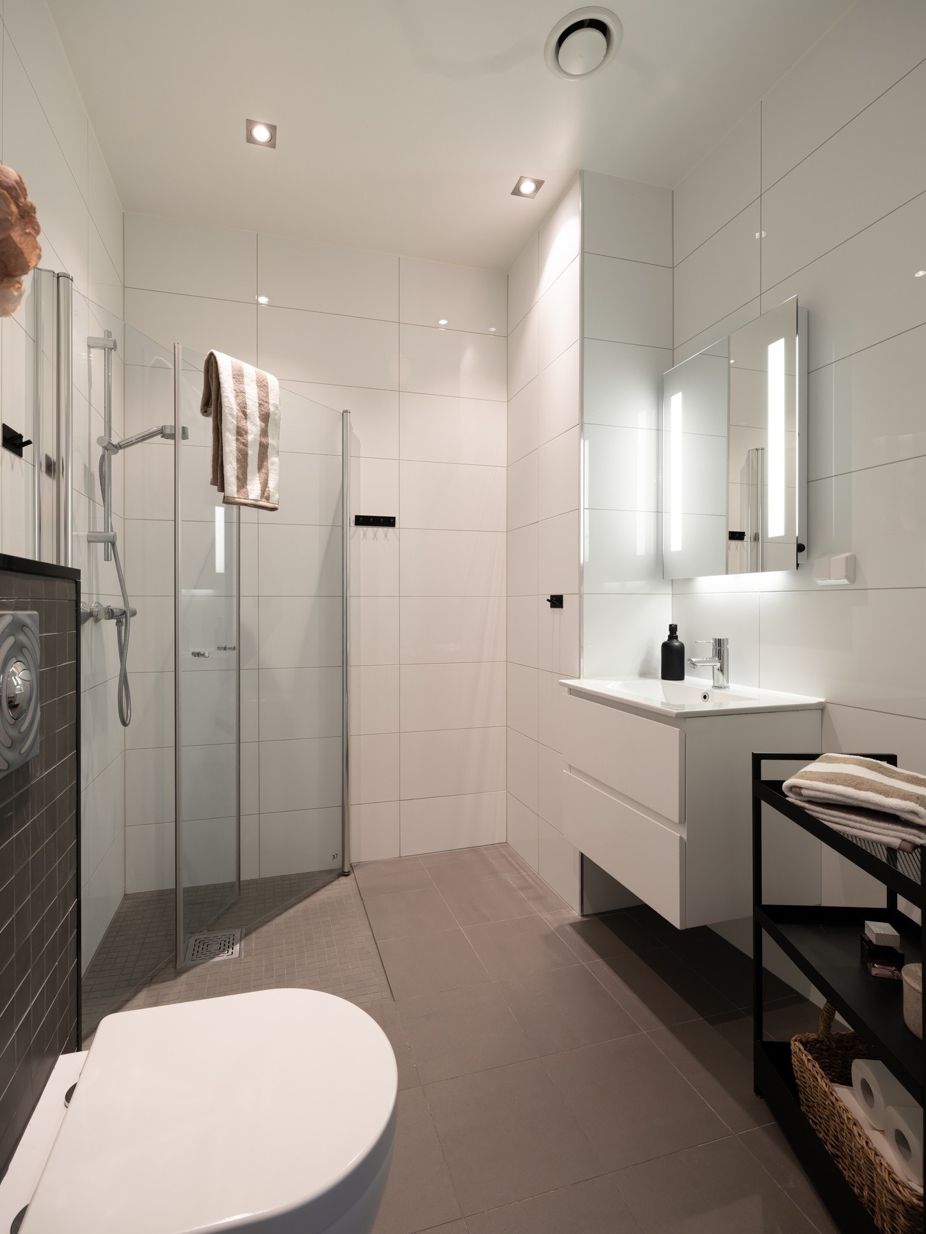 Videre er det et romslig dusjhjørne med svingbare glassdører som frigjør plass på gulvet. Det er balansert ventilasjon. Galleribilde