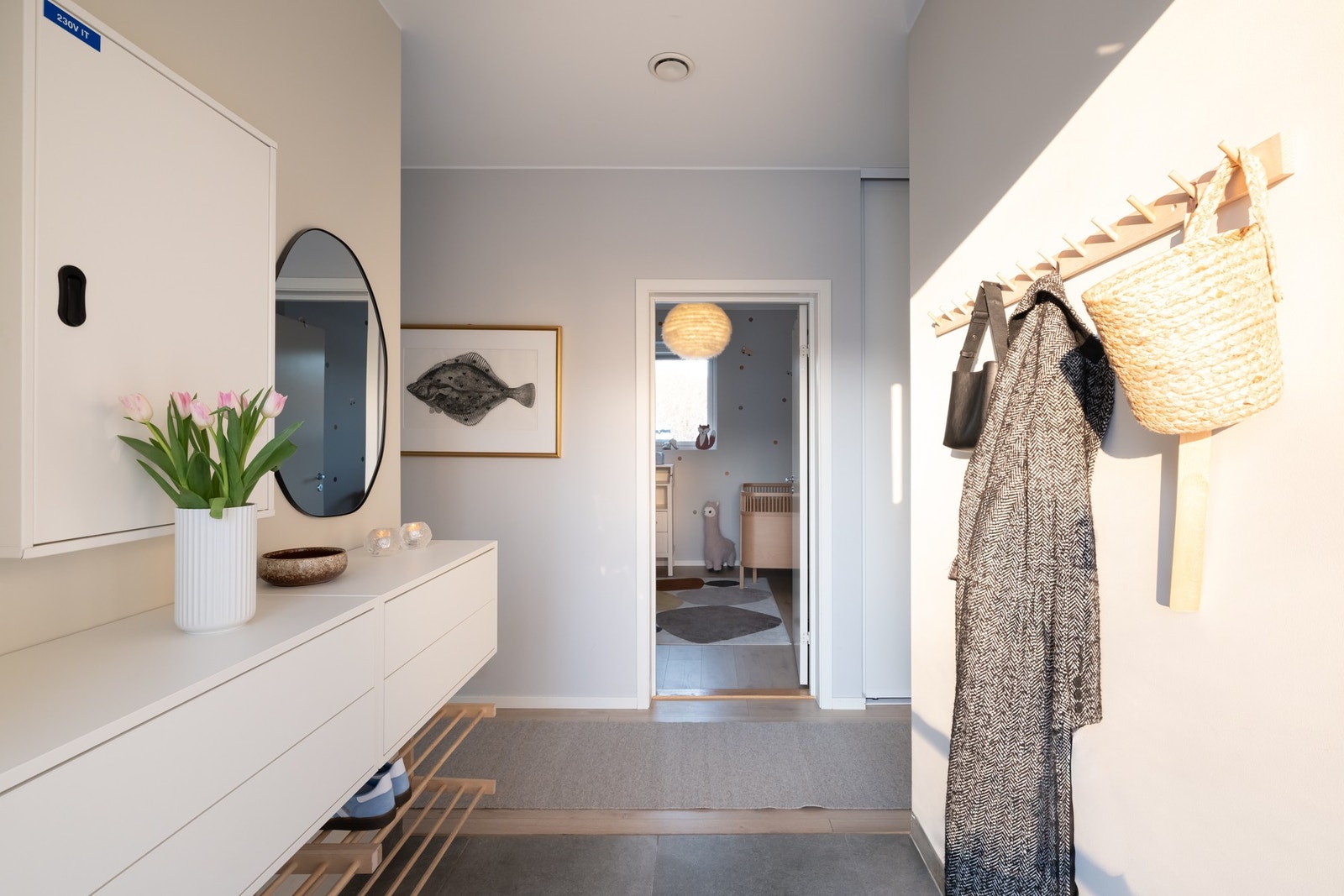 Entréen har fliser på gulv med varme - noe som er praktisk dersom barna drar med seg vann og søle inn utenfra etter lek. Galleribilde