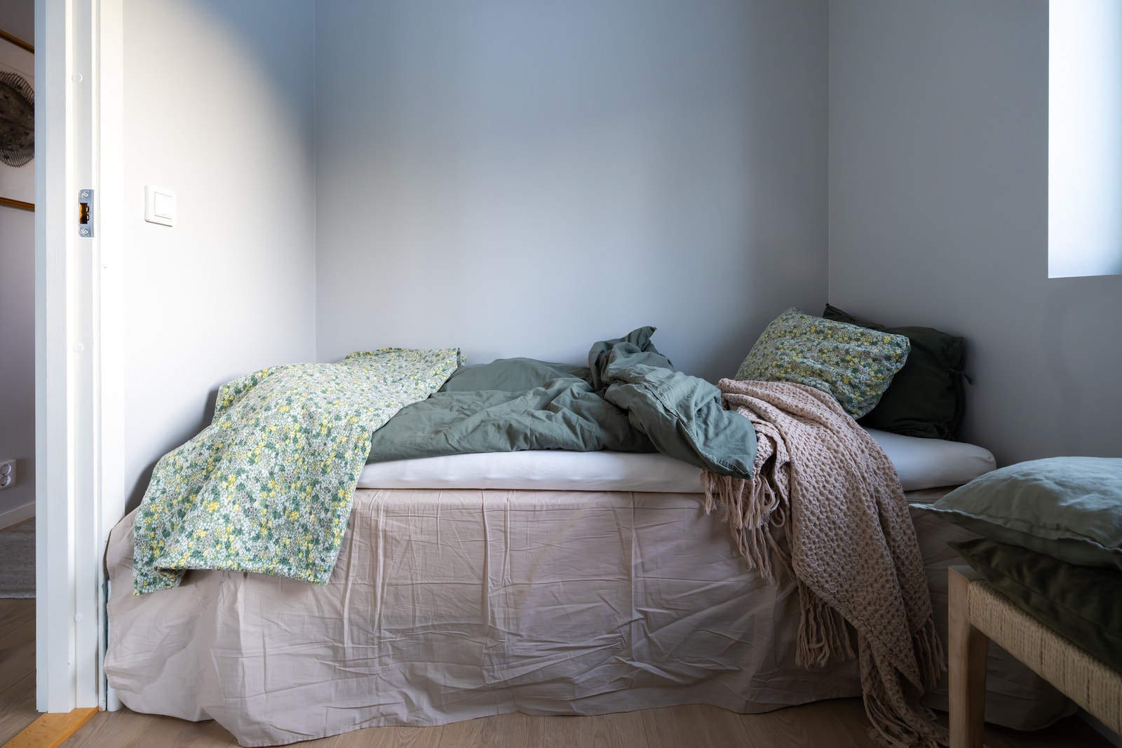 Arbeidsrommet benyttes i dag som soverom.
Det gjøres i midlertidig oppmerksom på at arbeidsrommet ikke tilfredsstiller TEK17s krav til betegnelse soverom, og derfor ikke er et lovlig soverom.
Kjøper overtar fullregning og risiko for korrekt bruk av Arbei Galleribilde