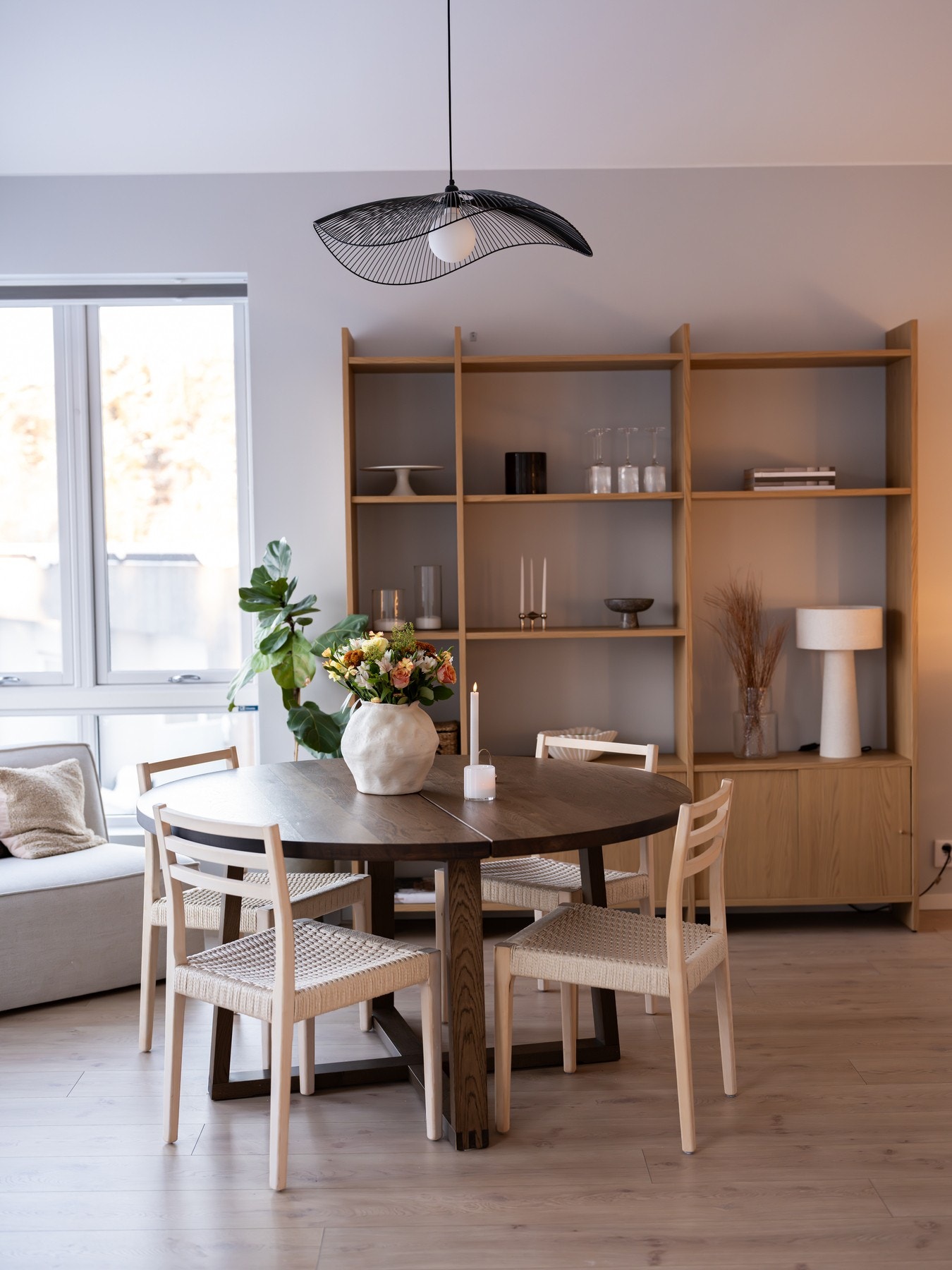 I stuen er det også fin plass for spisebord. Galleribilde